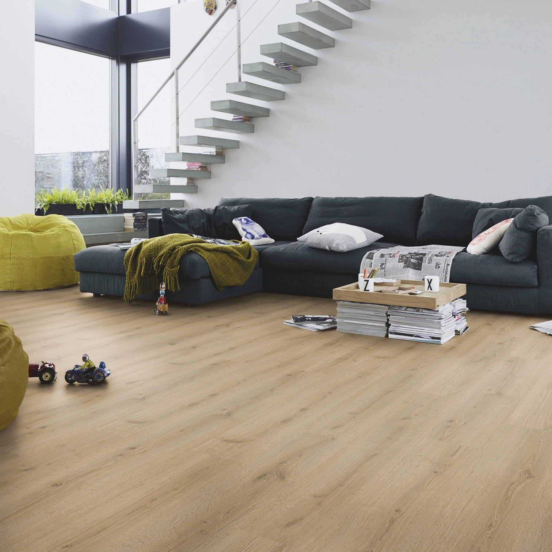 Milieubild Modernes Wohnzimmer mit Kamin - MEISTER Laminat LC 150 Turmeiche hell Milieubild Modernes Wohnzimmer mit Kamin - MEISTER 600014-1288198-07141