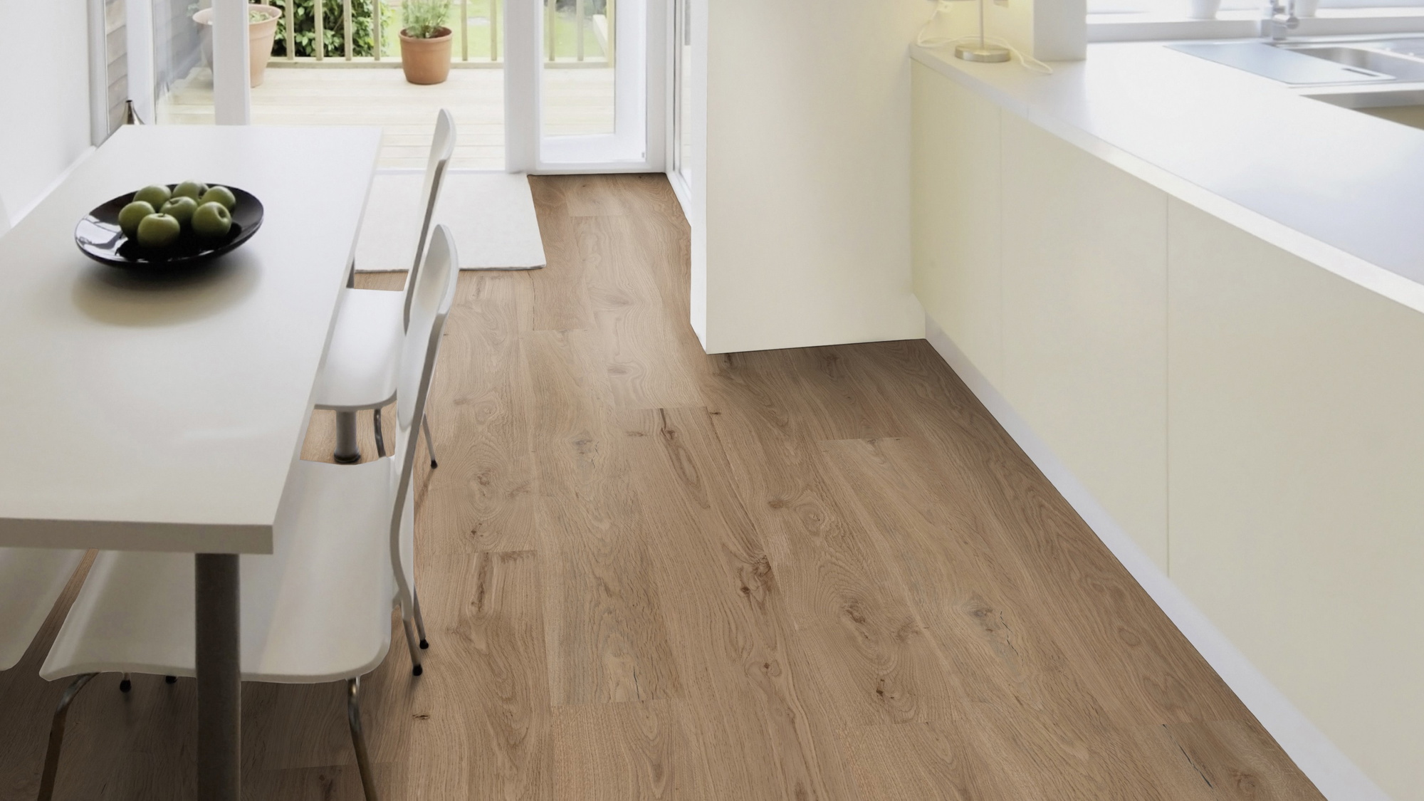 Milieubild Esszimmer mit Terrassentür - Wicanders Wise HDF Klick-Designboden wood Natural XL Dakota Oak Milieubild Esszimmer mit Terrassentür - Wicanders Wise 80003661