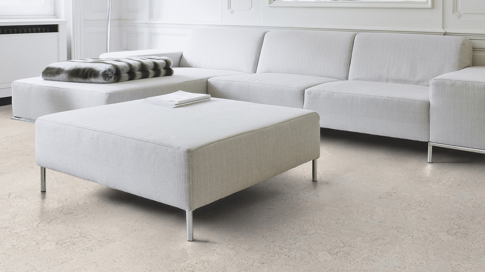 Milieubild Wohnzimmer mit Couch - Nahansicht - Wicanders Wise HDF Klick-Korkboden cork Essence Personality Moonlight Milieubild Wohnzimmer mit Couch - Nahansicht - Wicanders Wise 80002260