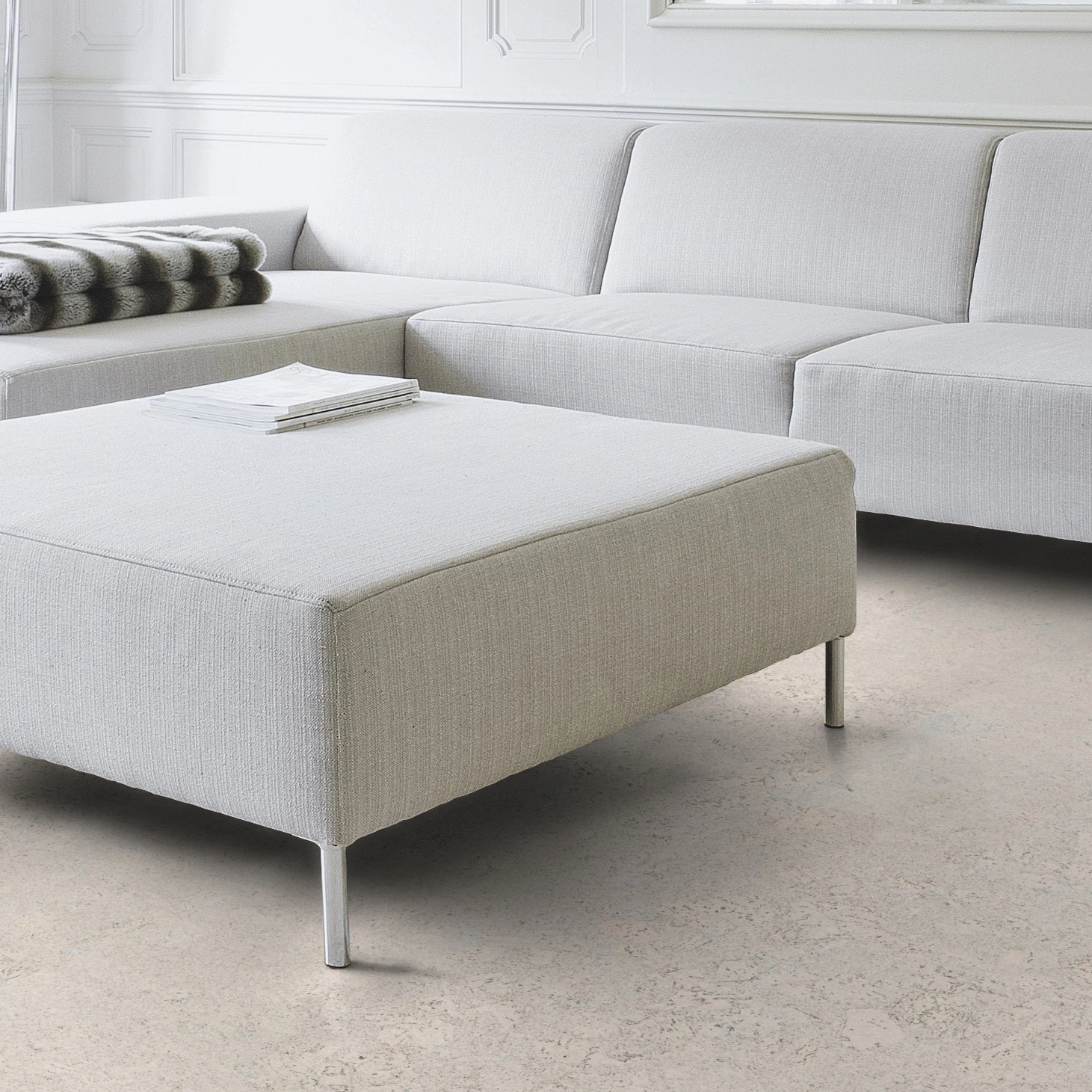 Milieubild Wohnzimmer mit Couch - Nahansicht - Wicanders Wise HDF Klick-Korkboden cork Essence Personality Moonlight Milieubild Wohnzimmer mit Couch - Nahansicht - Wicanders Wise 80002260