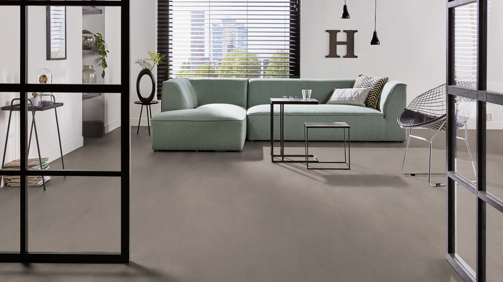 Milieubild Modernes Wohnzimmer mit mintgrünem Sofa - Forbo Flooring Marmoleum Click Liquid Clay Milieubild Modernes Wohnzimmer mit mintgrünem Sofa - Forbo Flooring 176501