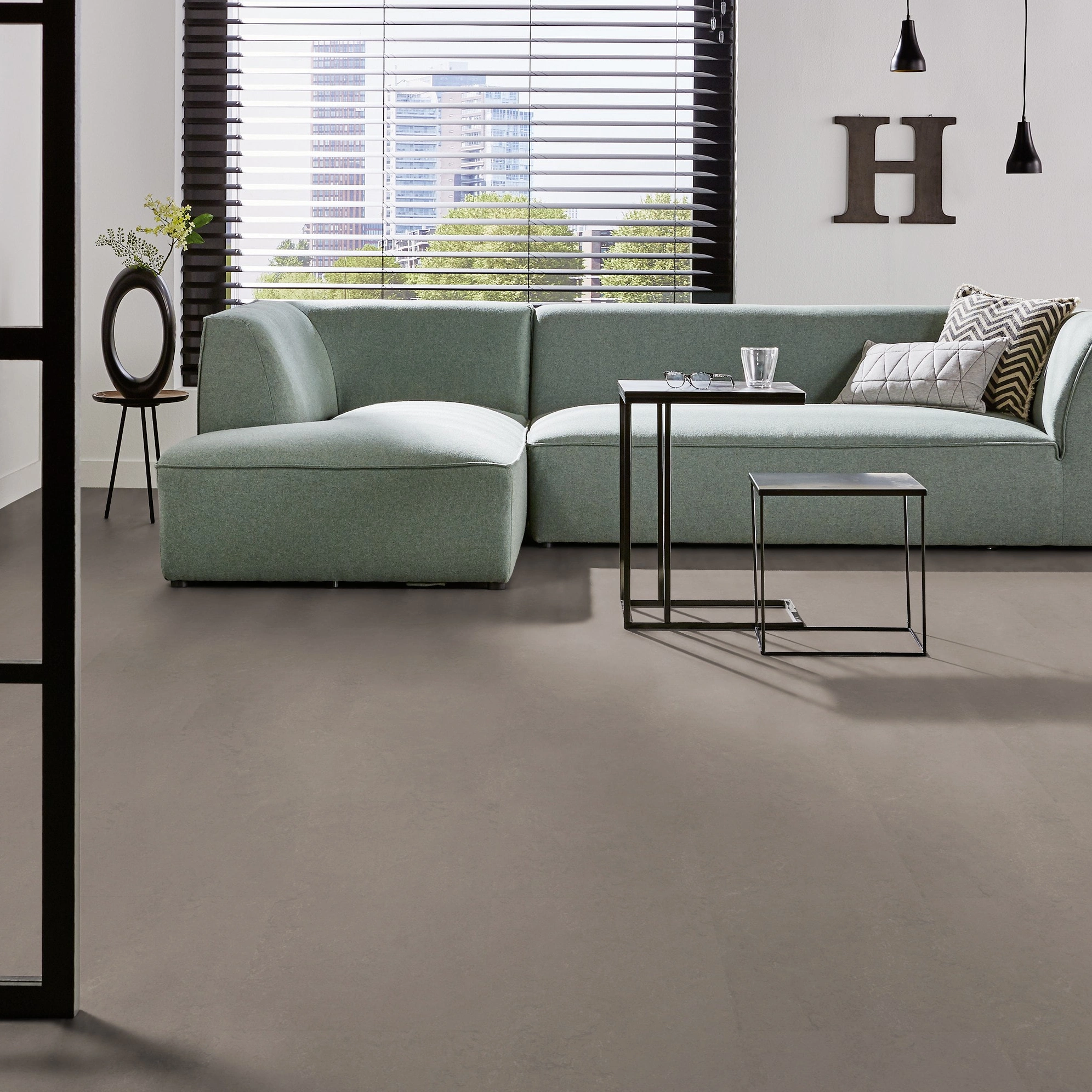 Milieubild Modernes Wohnzimmer mit mintgrünem Sofa - Forbo Flooring Marmoleum Click Liquid Clay Milieubild Modernes Wohnzimmer mit mintgrünem Sofa - Forbo Flooring 176501