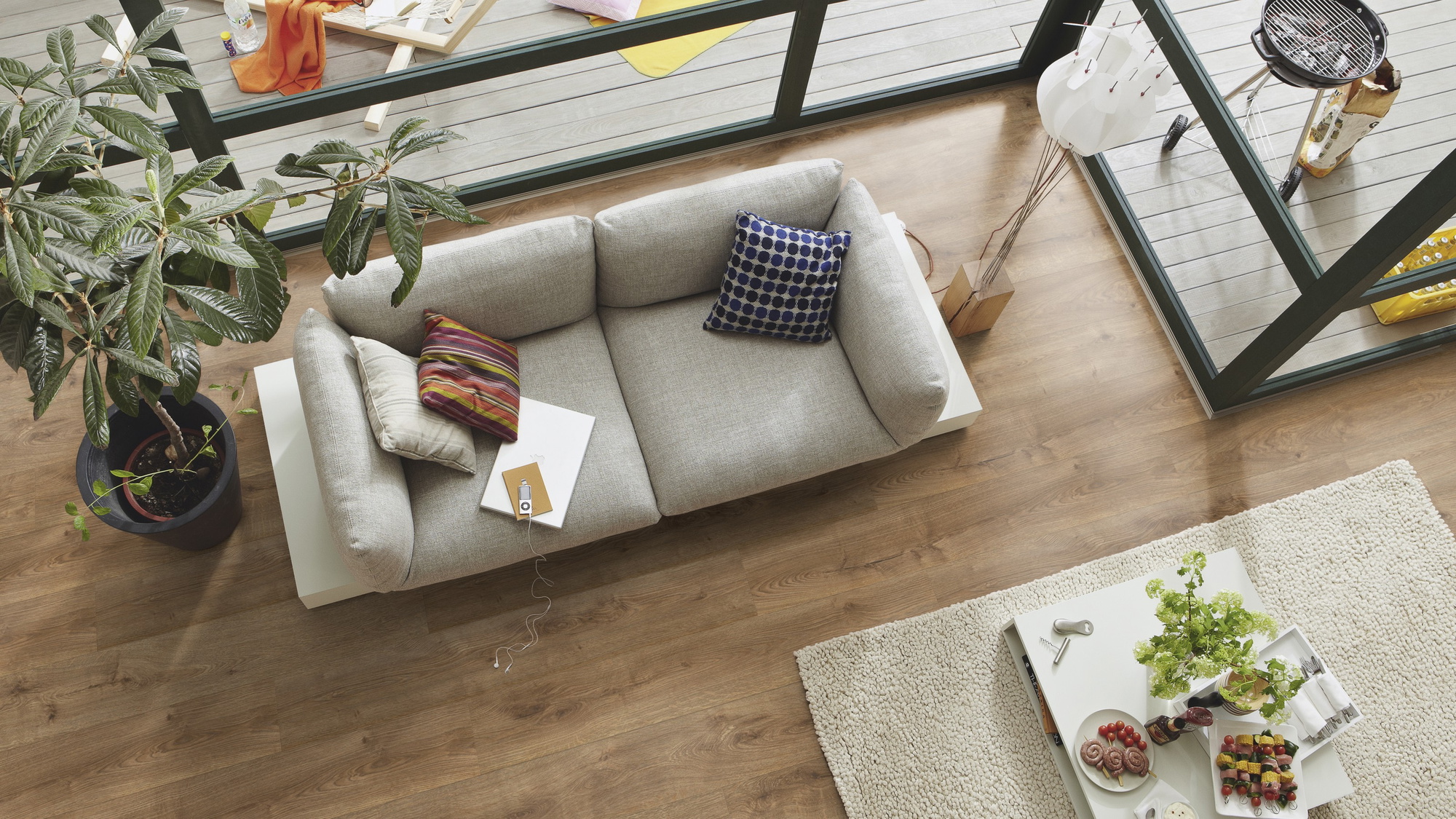 Milieubild Wohnzimmer im Wintergarten - Blick von oben - Meister Laminat LD 150 Eiche Bernstein Milieubild Wohnzimmer im Wintergarten - Blick von oben - Meister 600017-1288198-07002