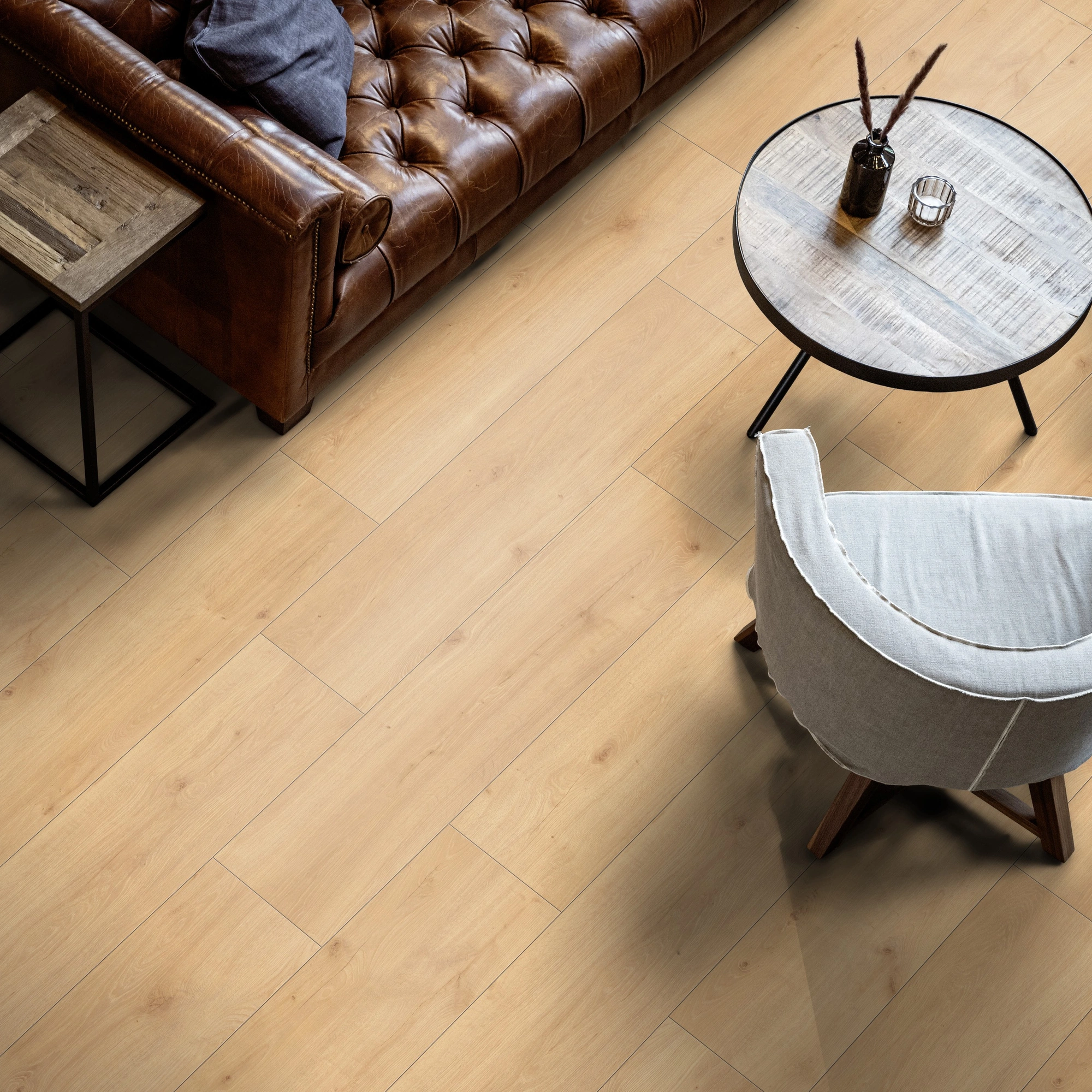 Milieubild Wohnzimmer mit Ledersofa - Blick von oben - ter Hürne Laminat Trend Edition Eiche Japandi Milieubild Wohnzimmer mit Ledersofa - Blick von oben - ter Hürne 1101021847