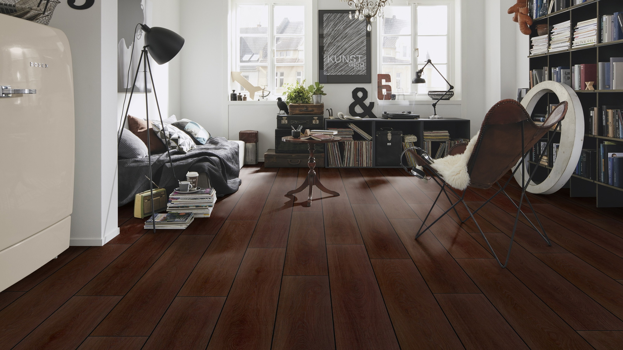 Milieubild Kompaktes Wohnzimmer mit Bücherregal - wineo Klebe-Bioboden PURLINE wineo 1000 wood XL Calm Oak Mocca Milieubild Kompaktes Wohnzimmer mit Bücherregal - wineo PL307R