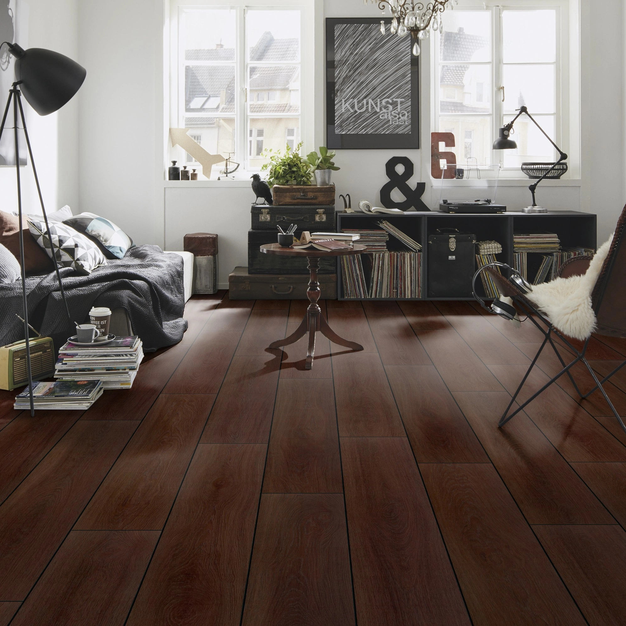 Milieubild Kompaktes Wohnzimmer mit Bücherregal - wineo Klebe-Bioboden PURLINE wineo 1000 wood XL Calm Oak Mocca Milieubild Kompaktes Wohnzimmer mit Bücherregal - wineo PL307R