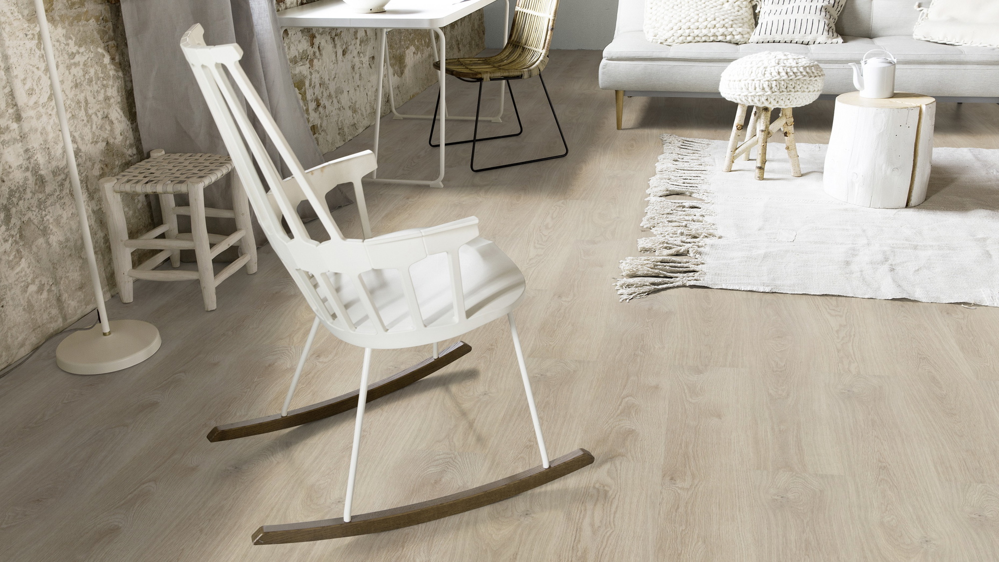 Milieubild Wohnzimmer mit Schaukelstuhl im skandinavischen Stil - Forbo Flooring Klebe-Vinyl Enduro Dryback Wood Washed Oak Milieubild Wohnzimmer mit Schaukelstuhl im skandinavischen Stil - Forbo Flooring 217618