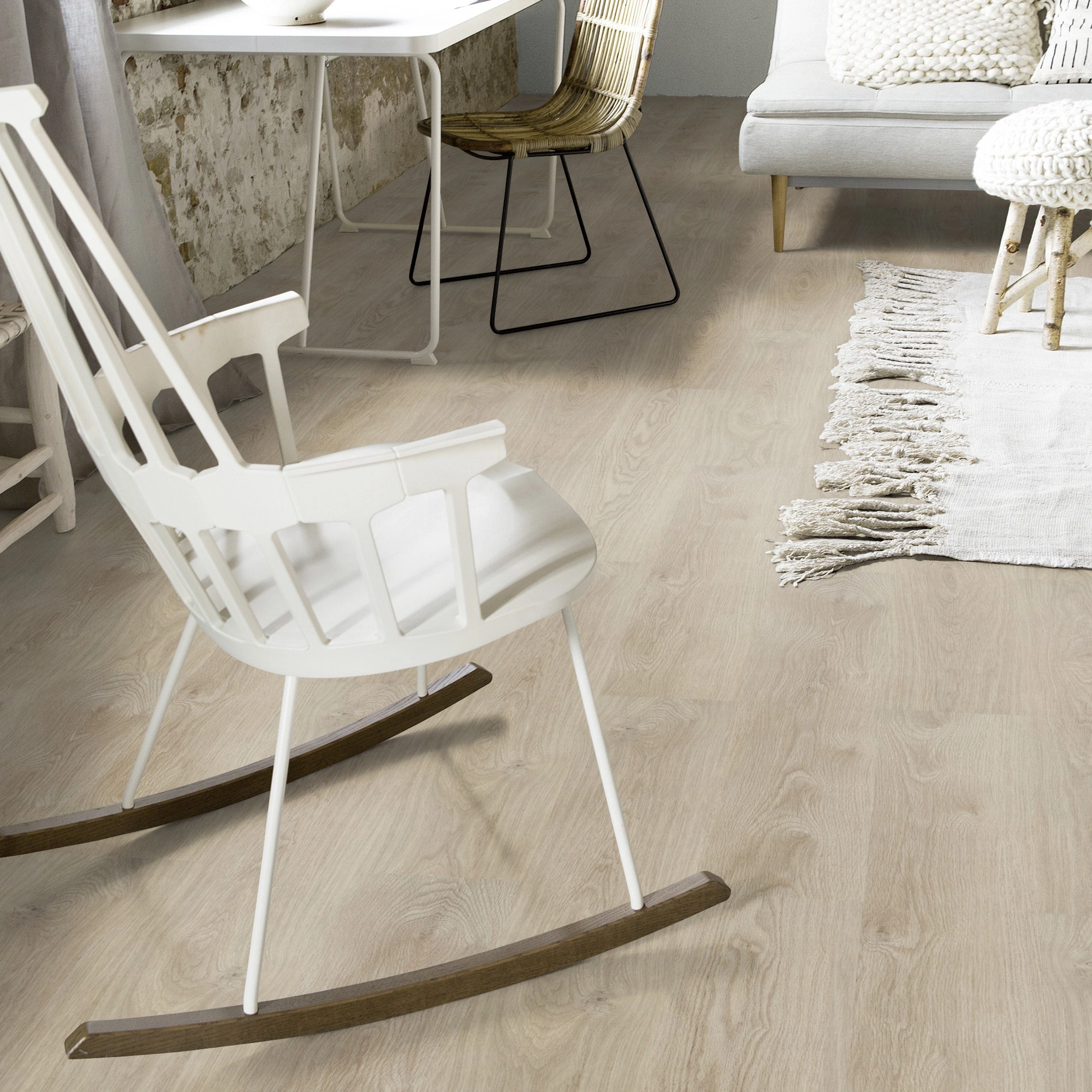 Milieubild Wohnzimmer mit Schaukelstuhl im skandinavischen Stil - Forbo Flooring Klebe-Vinyl Enduro Dryback Wood Washed Oak Milieubild Wohnzimmer mit Schaukelstuhl im skandinavischen Stil - Forbo Flooring 217618