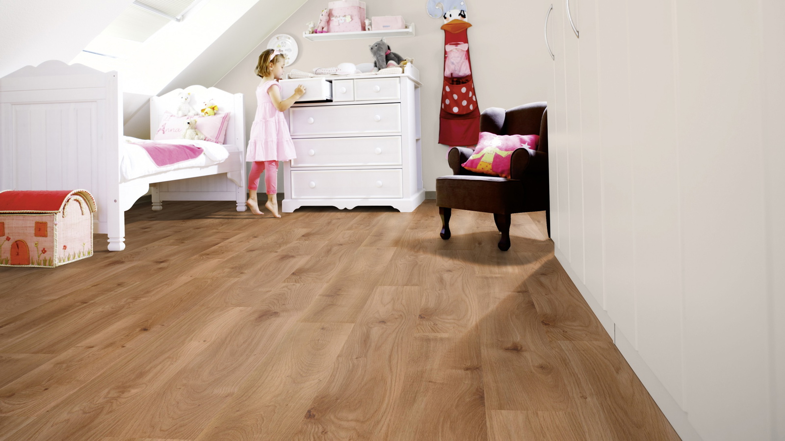 Milieubild Kinderzimmer mit weißer Kommode - wineo MLP300R