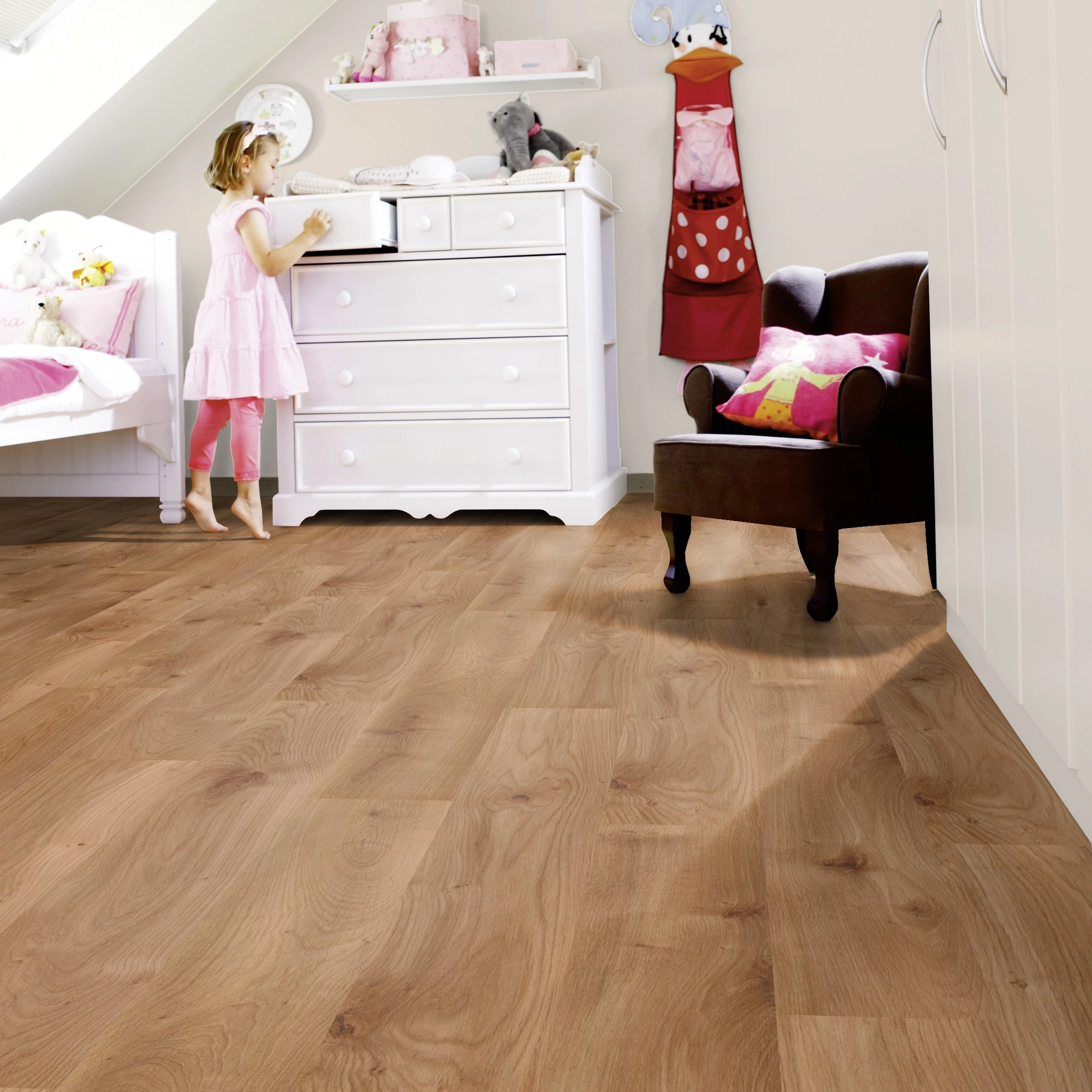 Milieubild Kinderzimmer mit weißer Kommode - wineo HDF Klick-Bioboden PURLINE wineo 1000 wood L Intensive Oak Caramel Milieubild Kinderzimmer mit weißer Kommode - wineo MLP300R