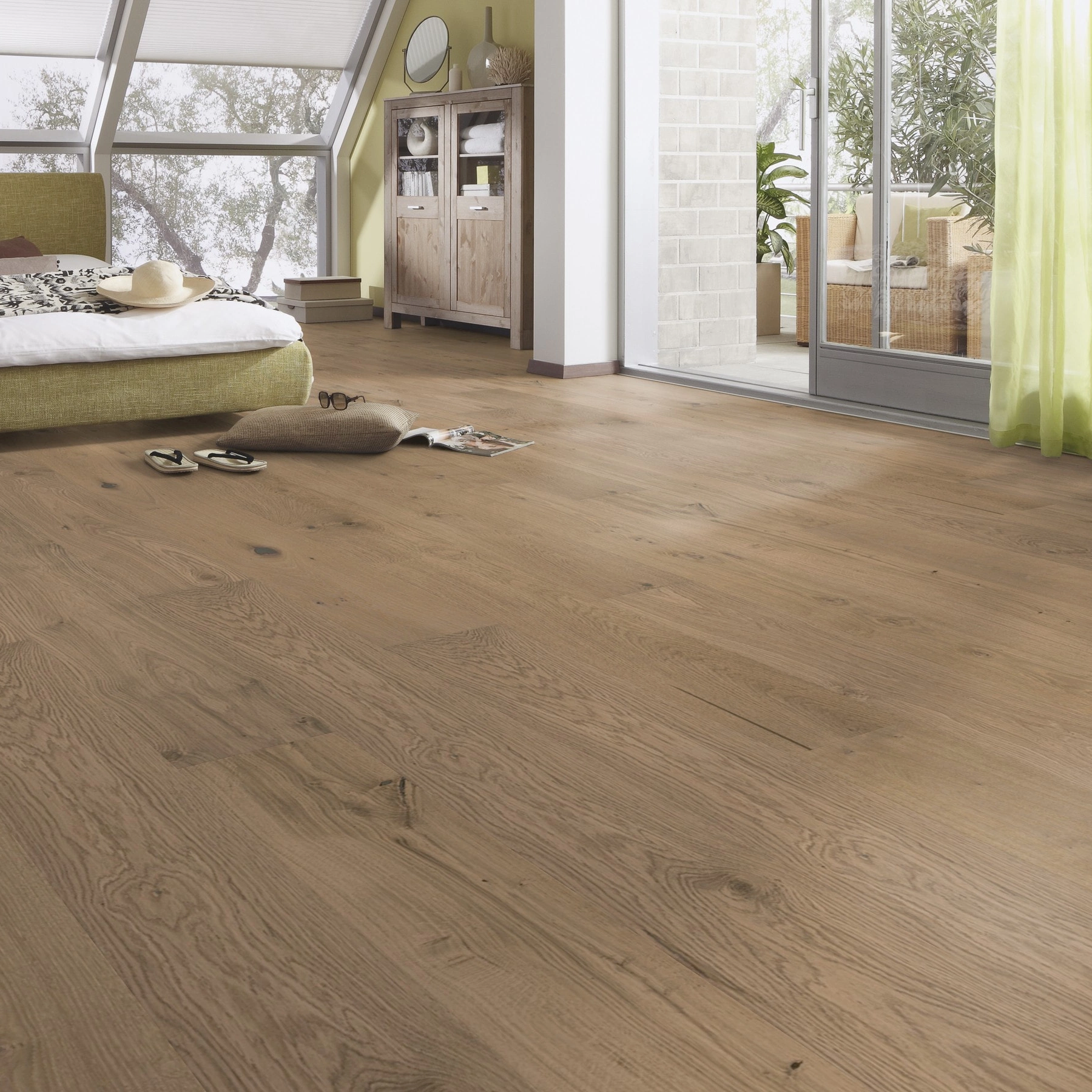 Milieubild Schlafzimmer im modernen Dachgeschoss - MEISTER Furnierboden HD 100 Natureflex Eiche auth greige pure Milieubild Schlafzimmer im modernen Dachgeschoss - MEISTER 500139-2200210-20018