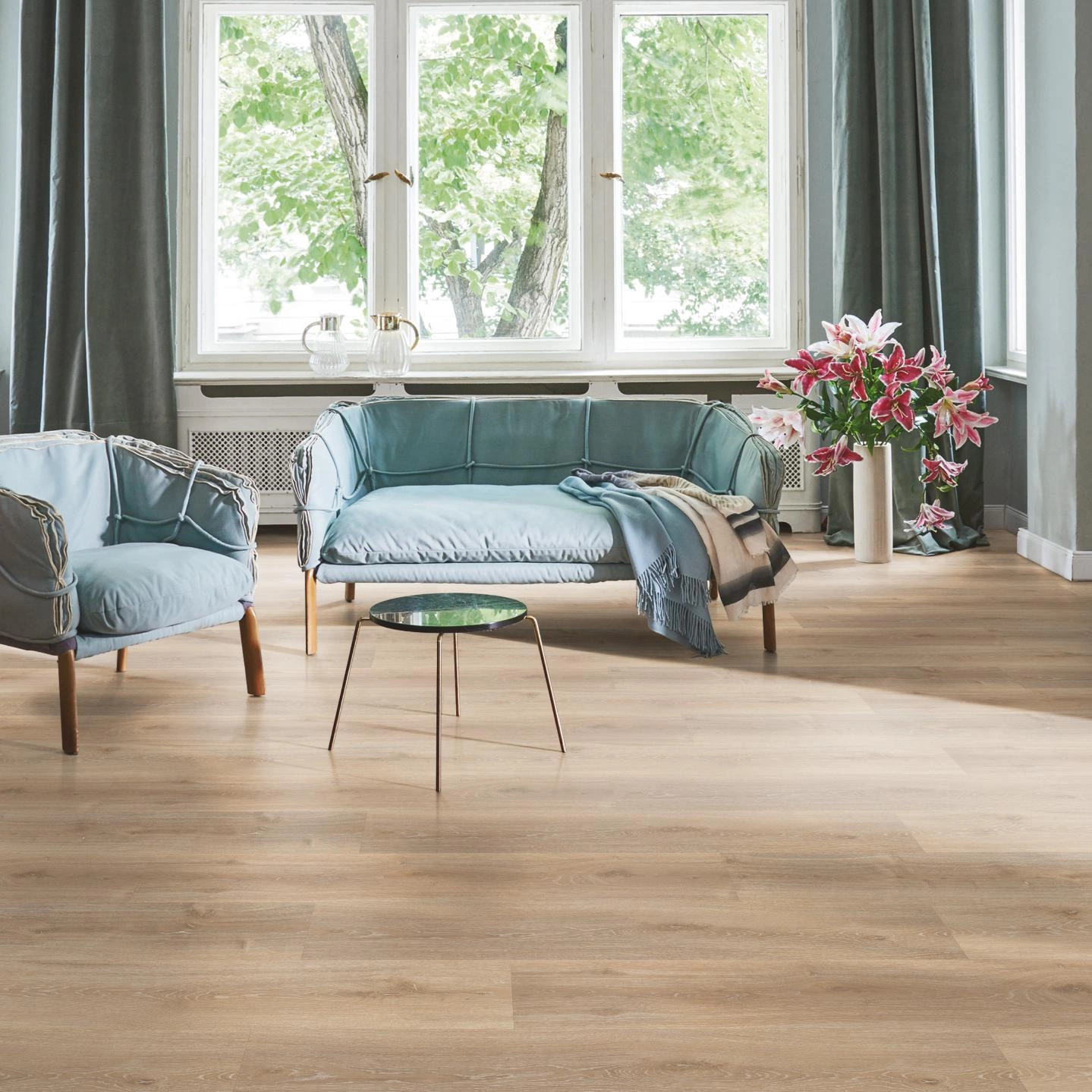 Milieubild Wohnzimmer in Stadtwohnung - Parador Klebe-Vinyl Classic 2025 Eiche Royal hell gekälkt Milieubild Wohnzimmer in Stadtwohnung - Parador 1748870