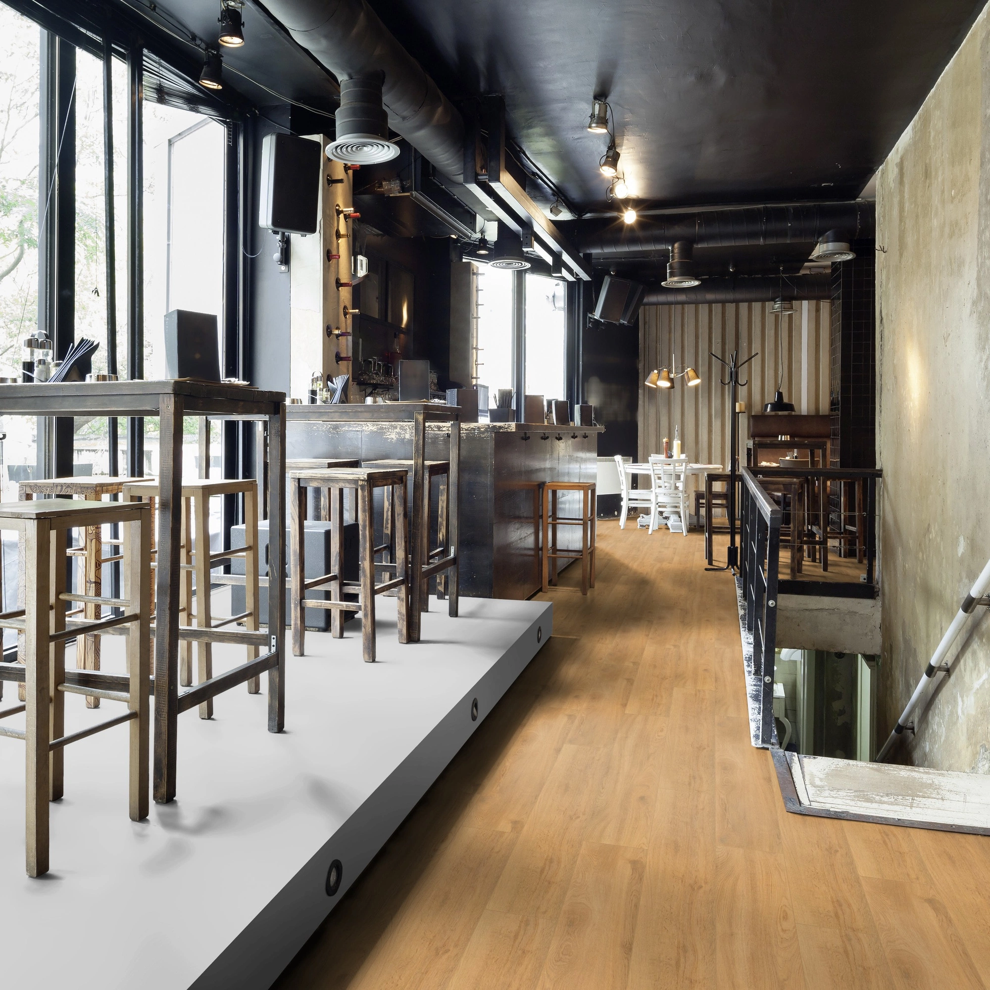Milieubild Restaurant - Bar mit Tischen und Hockern - wineo Klebe-Bioboden PURLINE wineo 1200 wood XL Let's go Max Milieubild Restaurant - Bar mit Tischen und Hockern - wineo PL270R