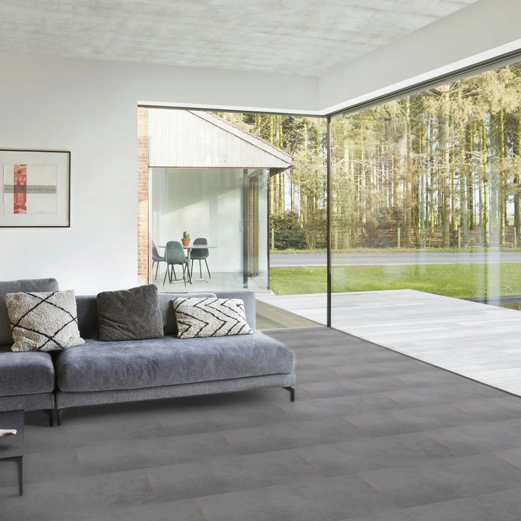 Milieubild Modernes Wohnzimmer mit Fensterfront - BerryAlloc Klebe-Vinyl Zenn Gluedown 30 Fuji Milieubild Modernes Wohnzimmer mit Fensterfront - BerryAlloc 60002228