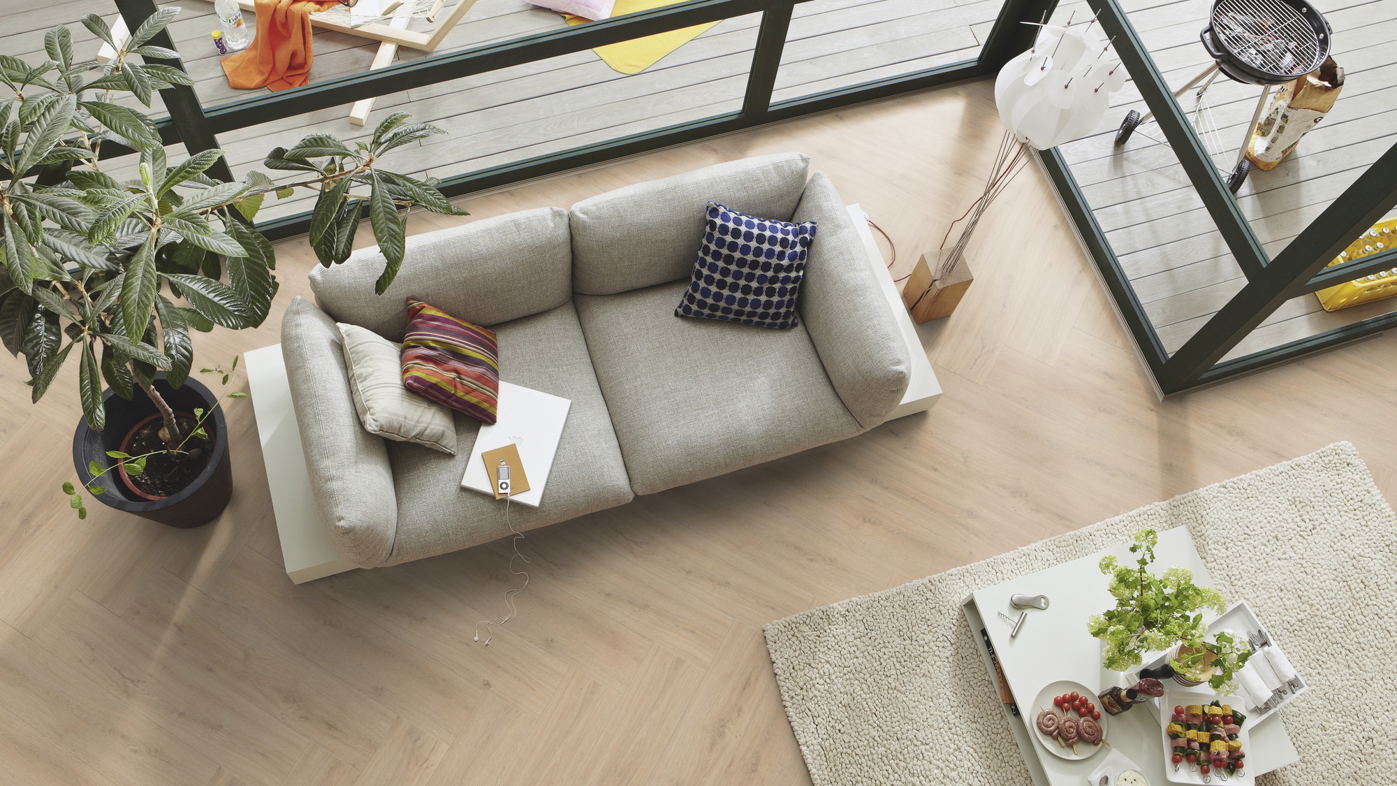 Milieubild Wohnzimmer im Wintergarten - Blick von oben - MEISTER Laminat LS 350 Felseneiche sand Milieubild Wohnzimmer im Wintergarten - Blick von oben - MEISTER 600001-0840168-07122