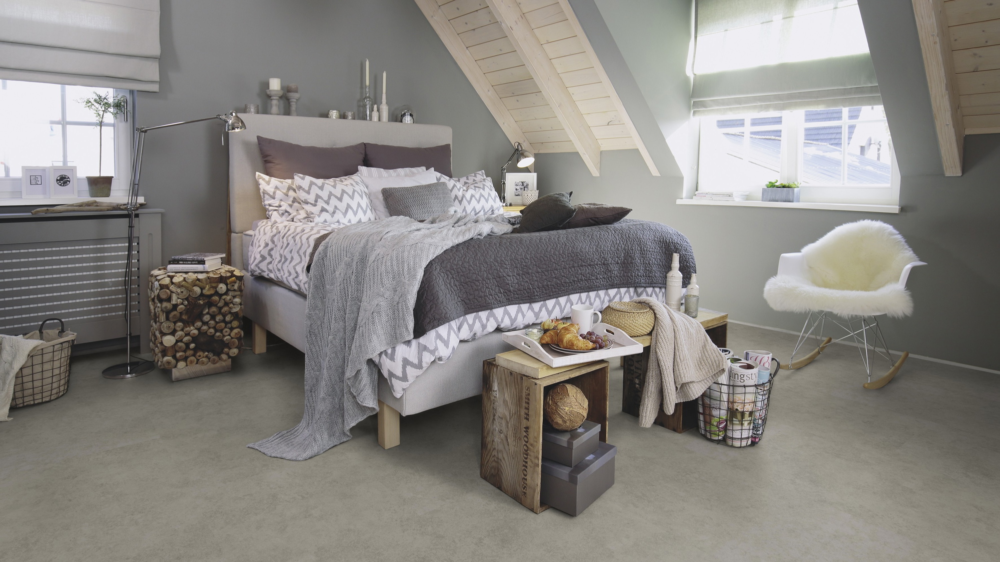 Milieubild Schlafzimmer im modernen Dachgeschoss - wineo Klebe-Bioboden PURLINE wineo 1200 stone XL Please meet Paula Milieubild Schlafzimmer im modernen Dachgeschoss - wineo PL117R
