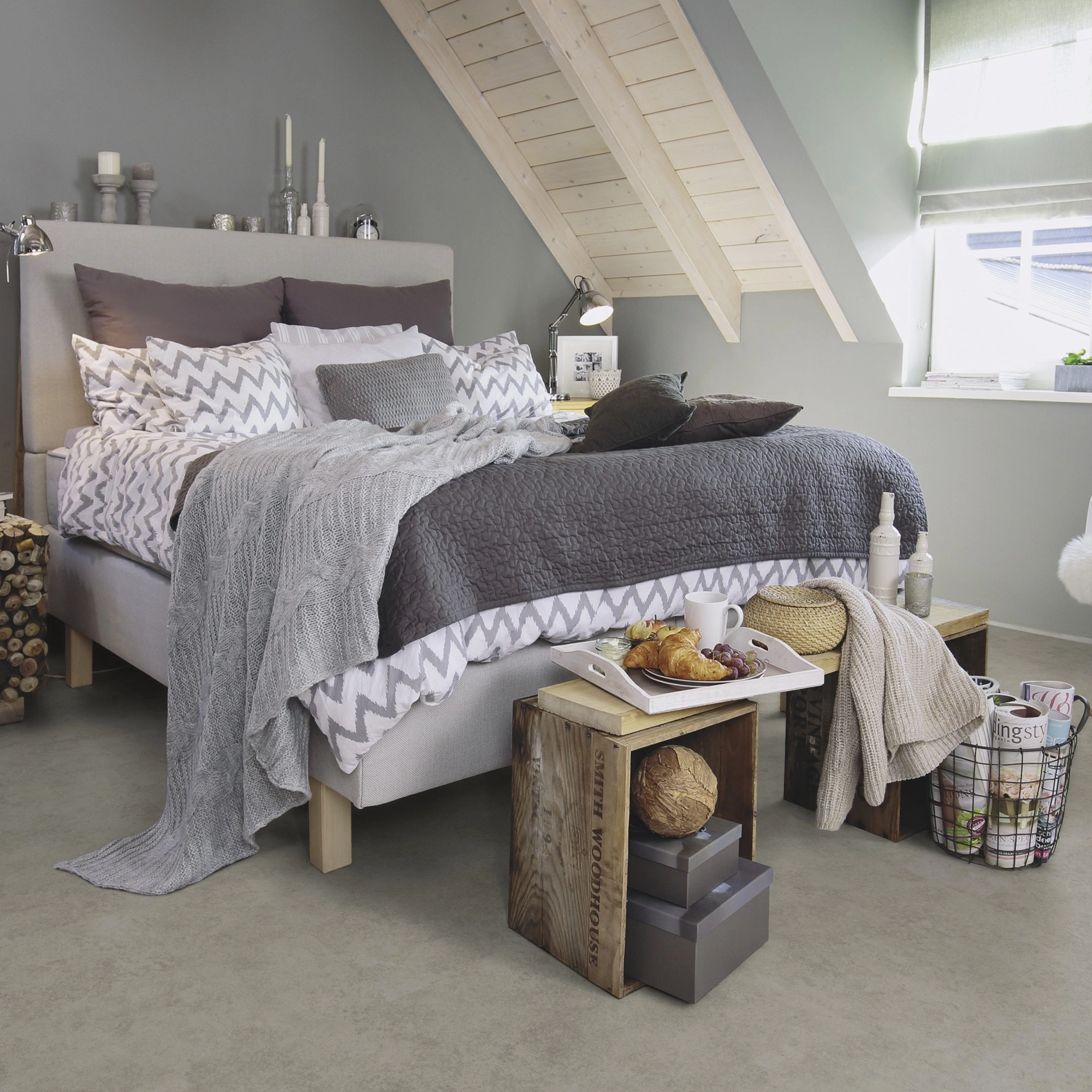 Milieubild Schlafzimmer im modernen Dachgeschoss - wineo Klebe-Bioboden PURLINE wineo 1200 stone XL Please meet Paula Milieubild Schlafzimmer im modernen Dachgeschoss - wineo PL117R