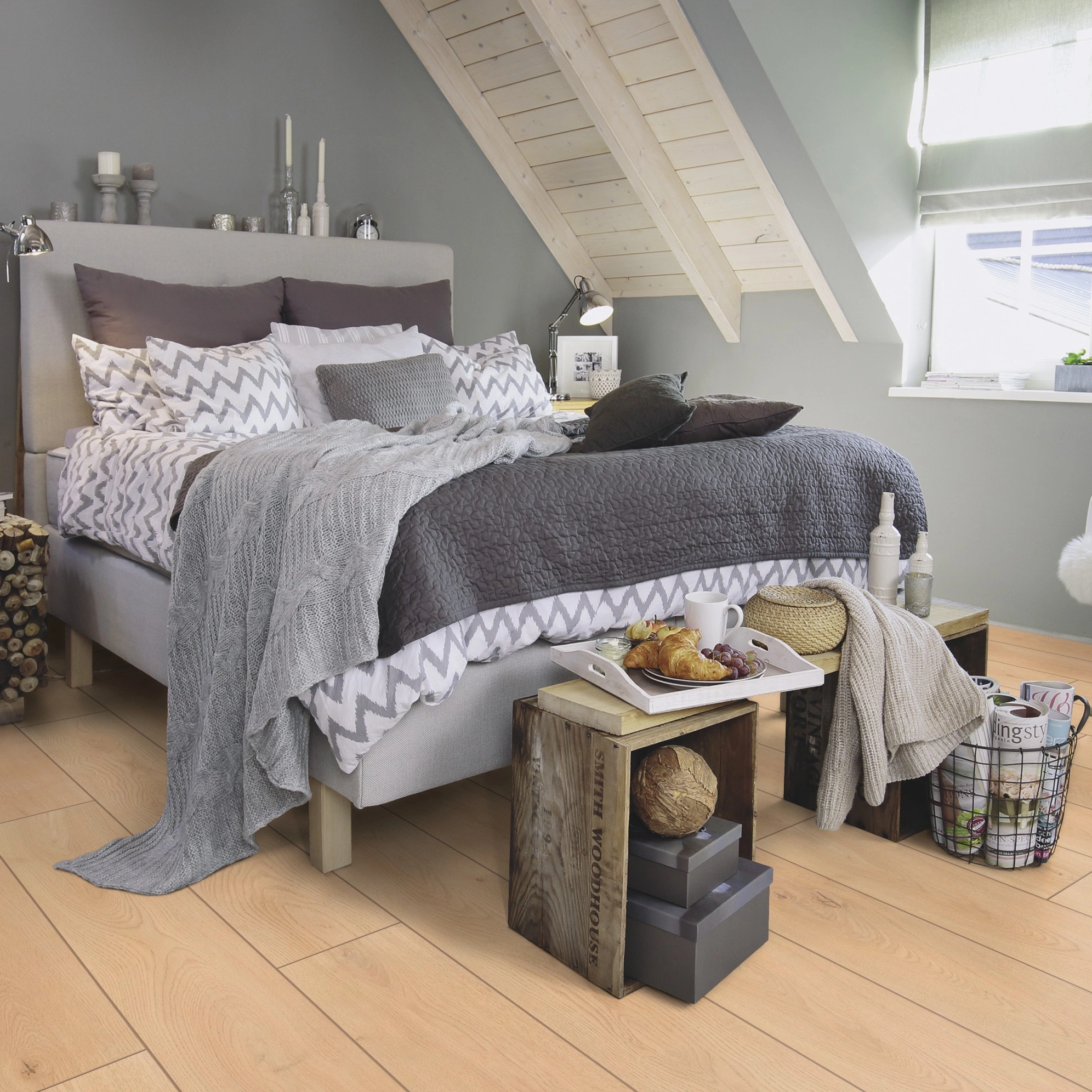 Milieubild Schlafzimmer im modernen Dachgeschoss - wineo HDF Klick-Bioboden PURLINE wineo 1000 wood XL Noble Oak Vanilla Milieubild Schlafzimmer im modernen Dachgeschoss - wineo MLP310R