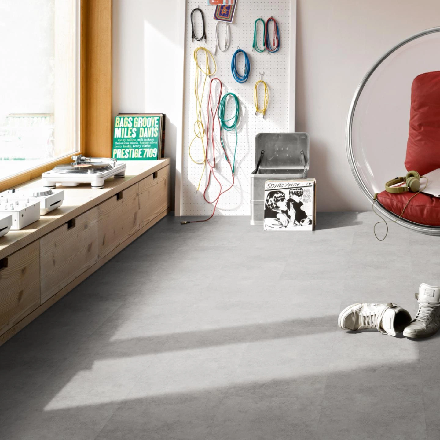 Milieubild Musikzimmer mit Plattenspieler - Parador Klebe-Vinyl Trendtime 5 Dryback Beton grau Milieubild Musikzimmer mit Plattenspieler - Parador 1750853