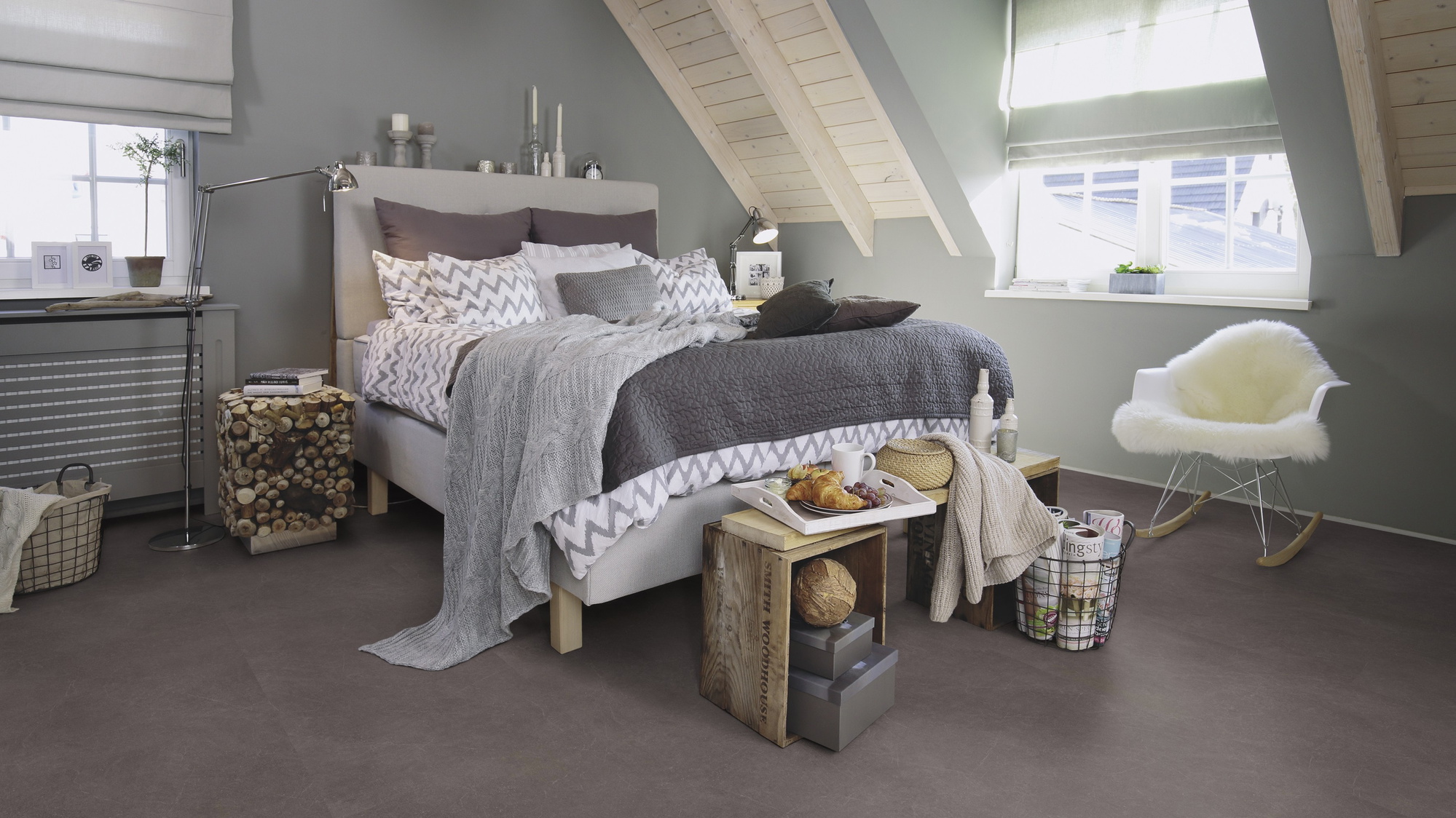 Milieubild Schlafzimmer im modernen Dachgeschoss - wineo Klebe-Bioboden PURLINE wineo 1500 stone XL Modern Stone Dark Milieubild Schlafzimmer im modernen Dachgeschoss - wineo PL15403SXL