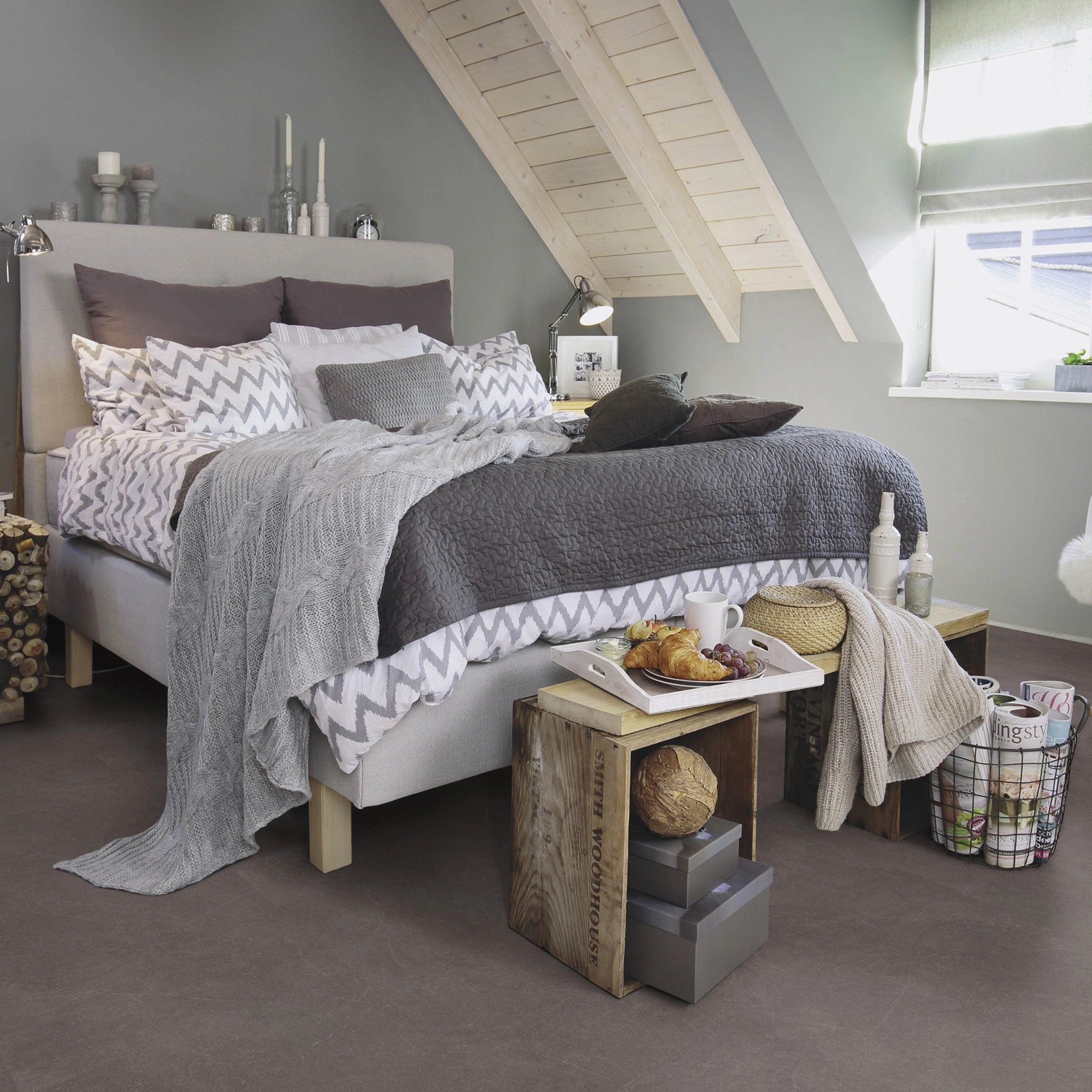 Milieubild Schlafzimmer im modernen Dachgeschoss - wineo Klebe-Bioboden PURLINE wineo 1500 stone XL Modern Stone Dark Milieubild Schlafzimmer im modernen Dachgeschoss - wineo PL15403SXL