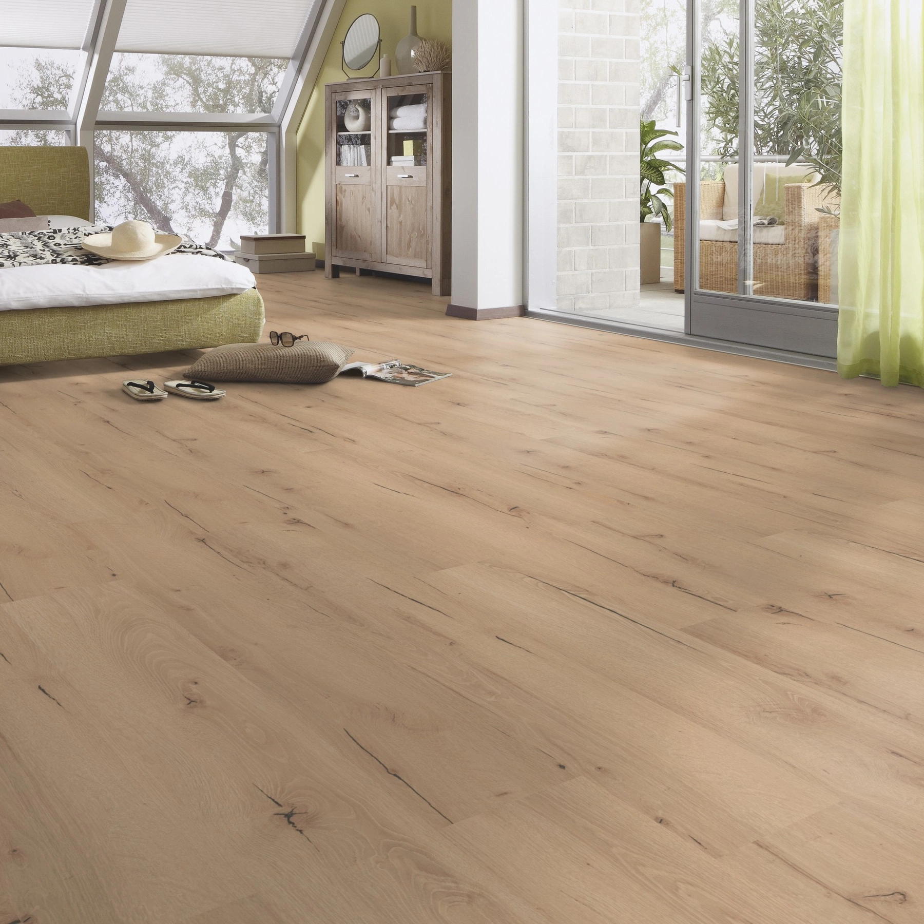 Milieubild Schlafzimmer im modernen Dachgeschoss - MEISTER Laminat LC 55 Risseiche hell Milieubild Schlafzimmer im modernen Dachgeschoss - MEISTER 600012-1288198-06258
