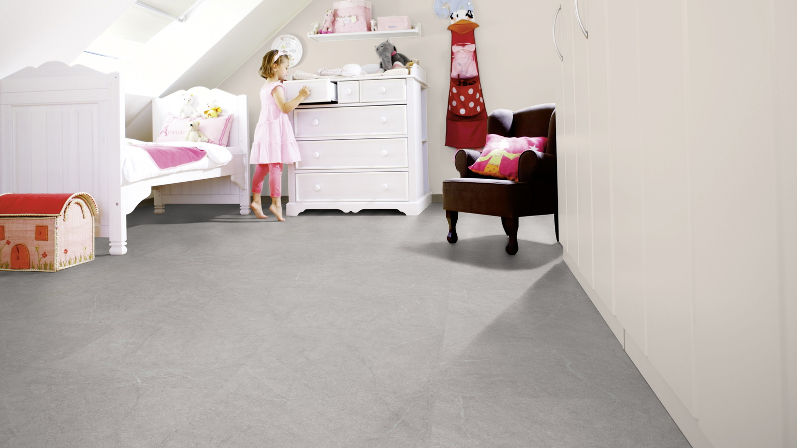 Milieubild Kinderzimmer mit weißer Kommode - wineo PL15412SXL