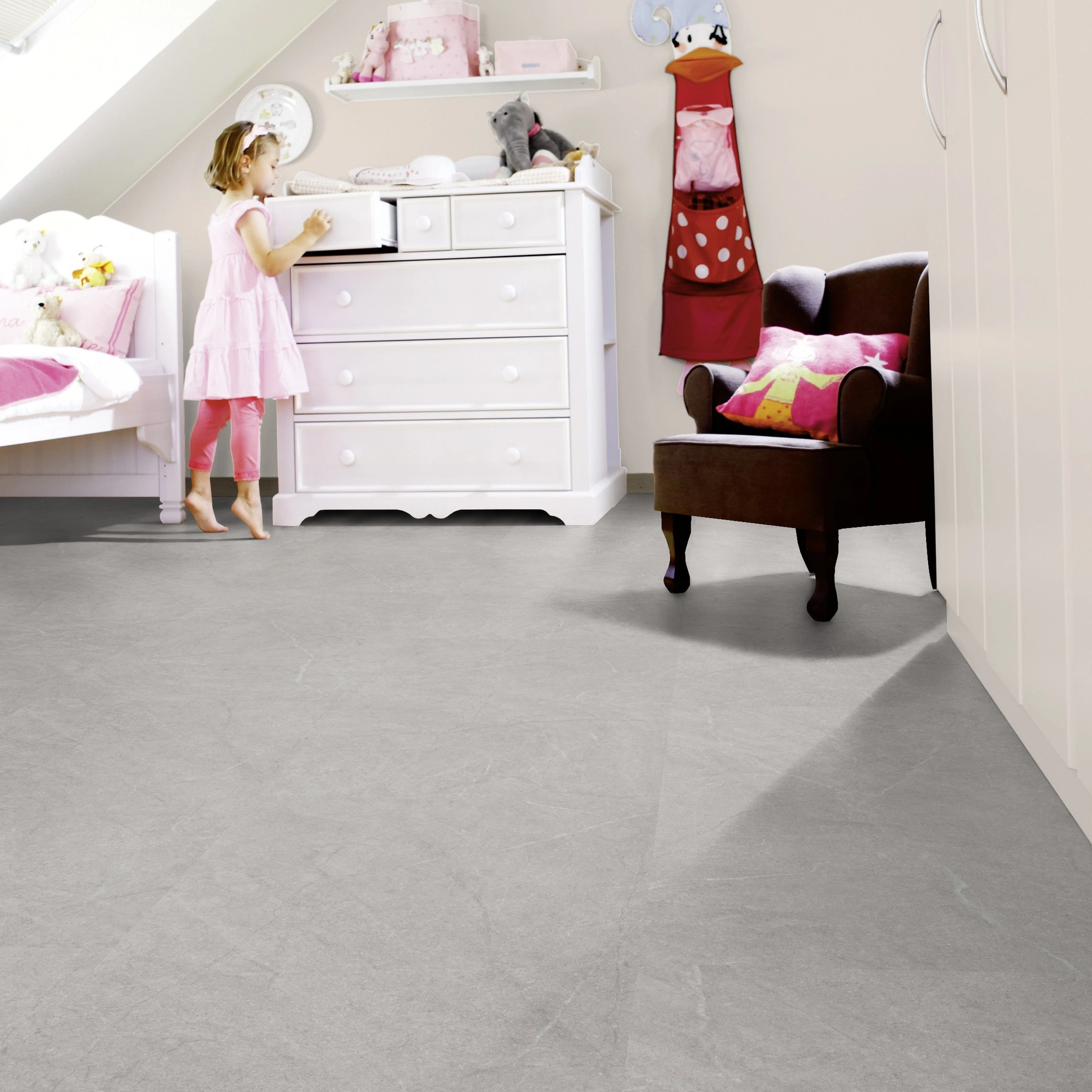 Milieubild Kinderzimmer mit weißer Kommode - wineo Klebe-Bioboden PURLINE wineo 1500 stone XL Serene Marble Grey Milieubild Kinderzimmer mit weißer Kommode - wineo PL15412SXL