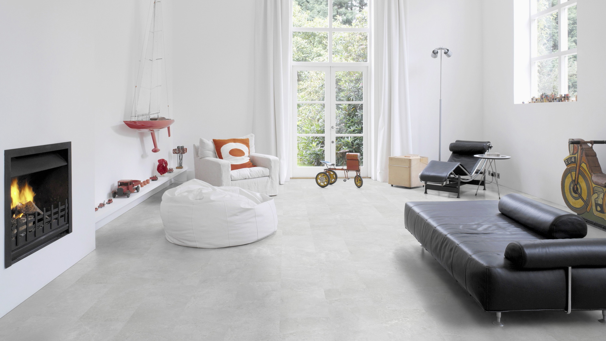 Milieubild Altbau-Wohnzimmer mit Kamin - Wicanders Wise HDF Klick-Designboden stone Natural Minimal Stone White Milieubild Altbau-Wohnzimmer mit Kamin - Wicanders Wise 80003893