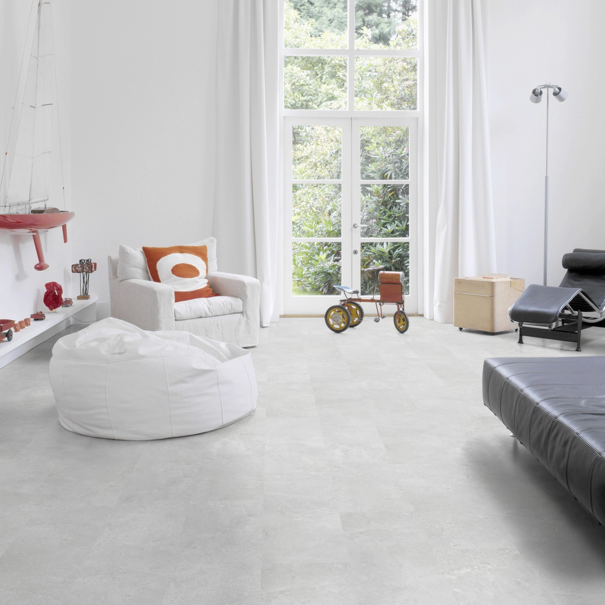 Milieubild Altbau-Wohnzimmer mit Kamin - Wicanders Wise HDF Klick-Designboden stone Natural Minimal Stone White Milieubild Altbau-Wohnzimmer mit Kamin - Wicanders Wise 80003893