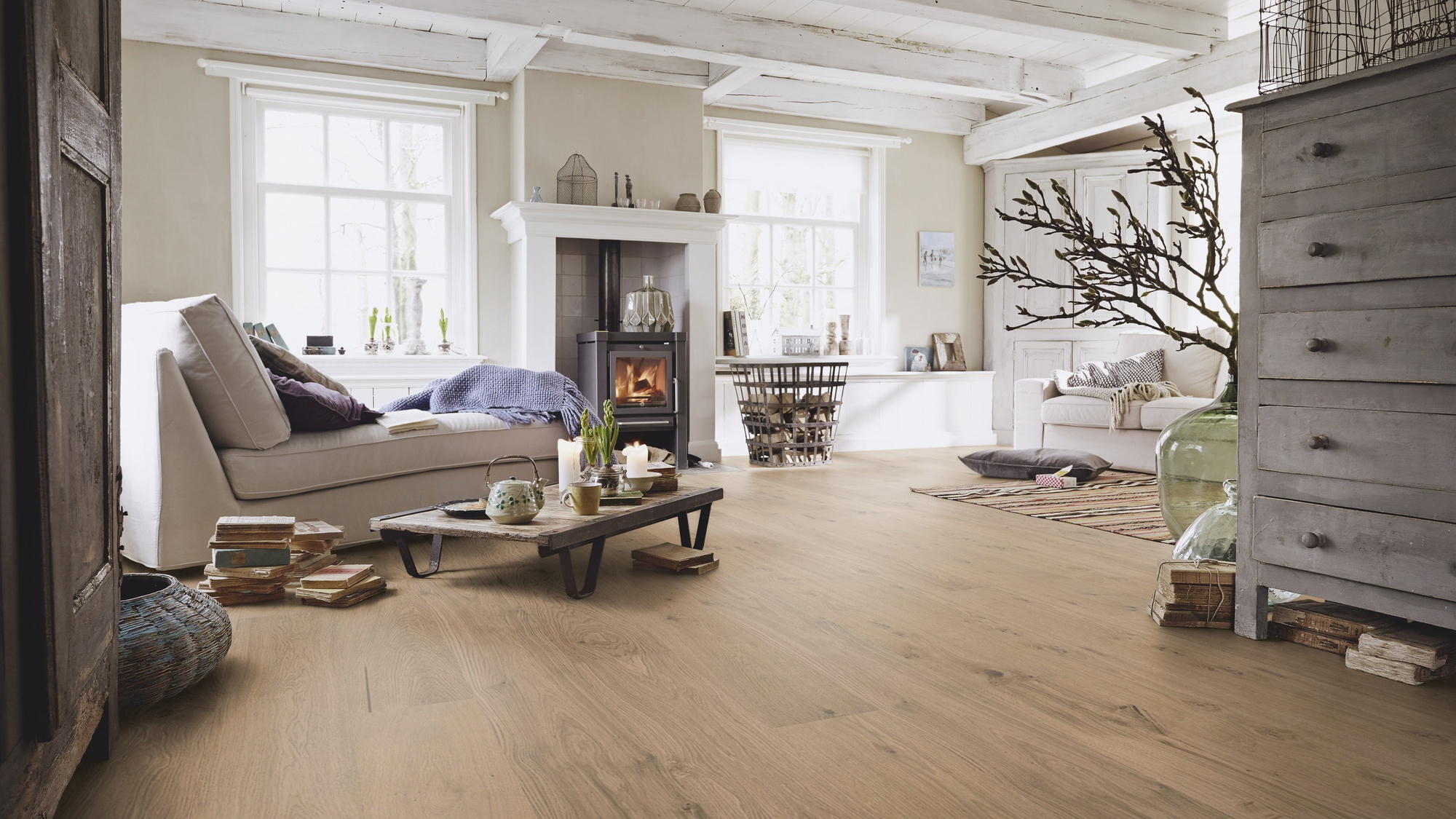 Milieubild Wohnzimmer im Landhaus-Stil - MEISTER Furnierboden HD 100 Natureflex Eiche auth greige pure Milieubild Wohnzimmer im Landhaus-Stil - MEISTER 500139-2200210-20018