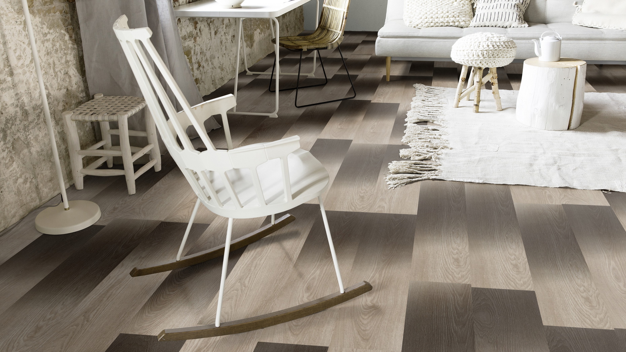 Milieubild Wohnzimmer mit Schaukelstuhl im skandinavischen Stil - Forbo Flooring Klebe-Vinyl Allura Dryback 0.55 Wood Light Timber Gradient Milieubild Wohnzimmer mit Schaukelstuhl im skandinavischen Stil - Forbo Flooring 243621