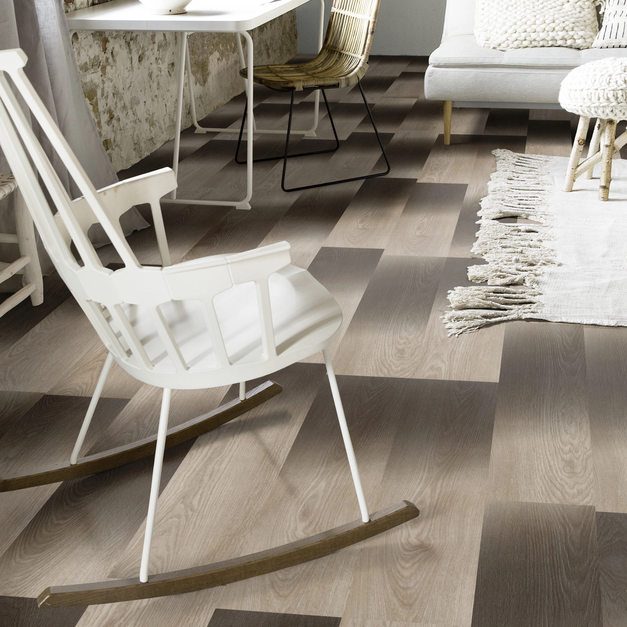 Milieubild Wohnzimmer mit Schaukelstuhl im skandinavischen Stil - Forbo Flooring Klebe-Vinyl Allura Dryback 0.55 Wood Light Timber Gradient Milieubild Wohnzimmer mit Schaukelstuhl im skandinavischen Stil - Forbo Flooring 243621