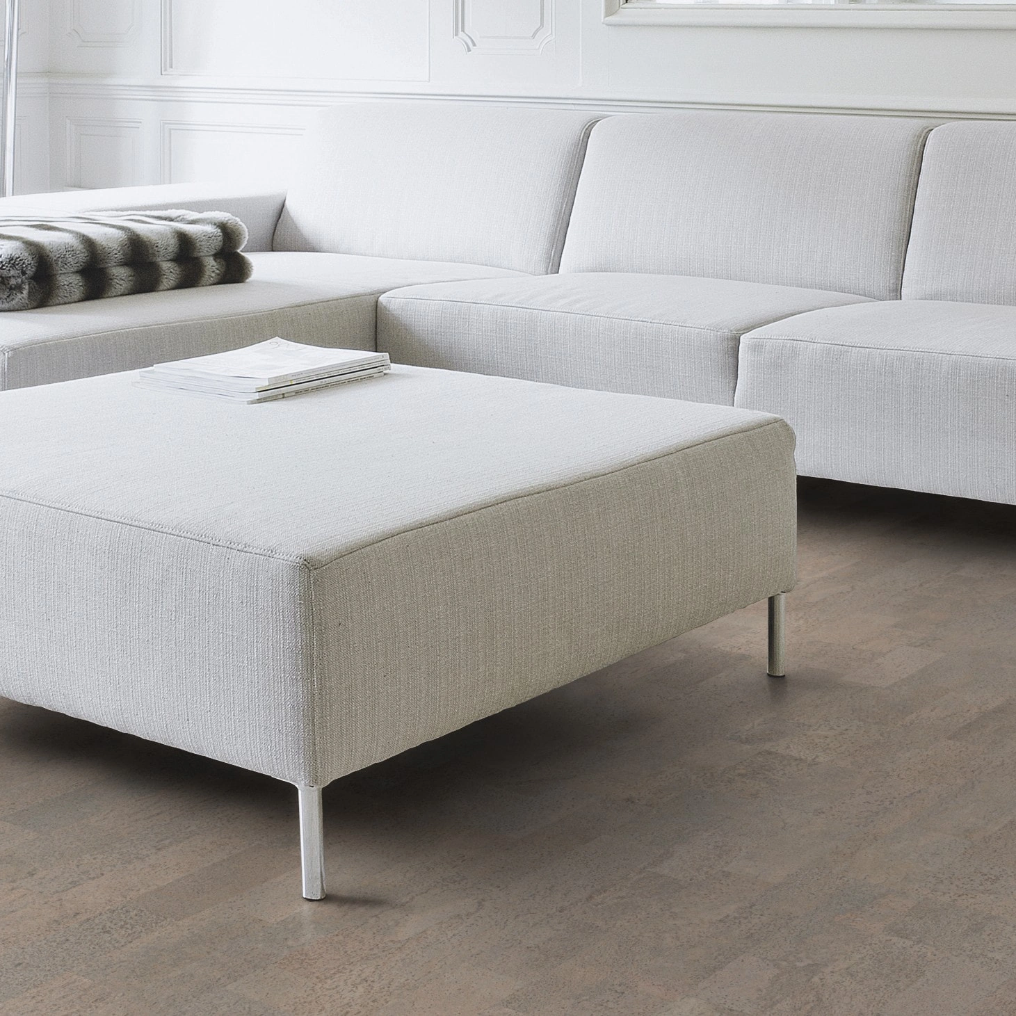Milieubild Wohnzimmer mit Couch - Nahansicht - Wicanders Wise HDF Klick-Korkboden cork Essence Identity Silver Milieubild Wohnzimmer mit Couch - Nahansicht - Wicanders Wise 80001652