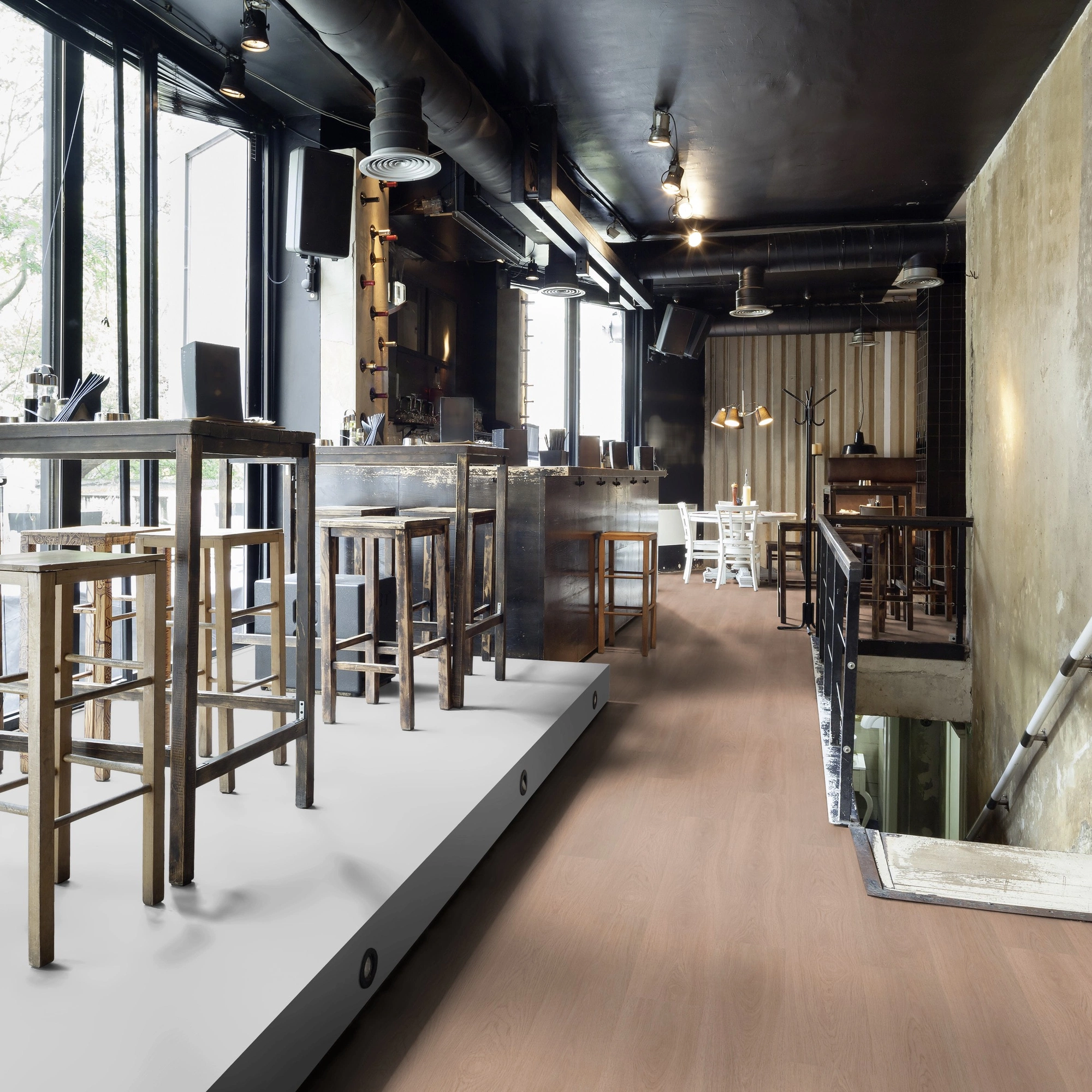 Milieubild Restaurant - Bar mit Tischen und Hockern - wineo HDF Klick-Bioboden PURLINE wineo 1000 wood XL Calm Oak Shell Milieubild Restaurant - Bar mit Tischen und Hockern - wineo MLP306R