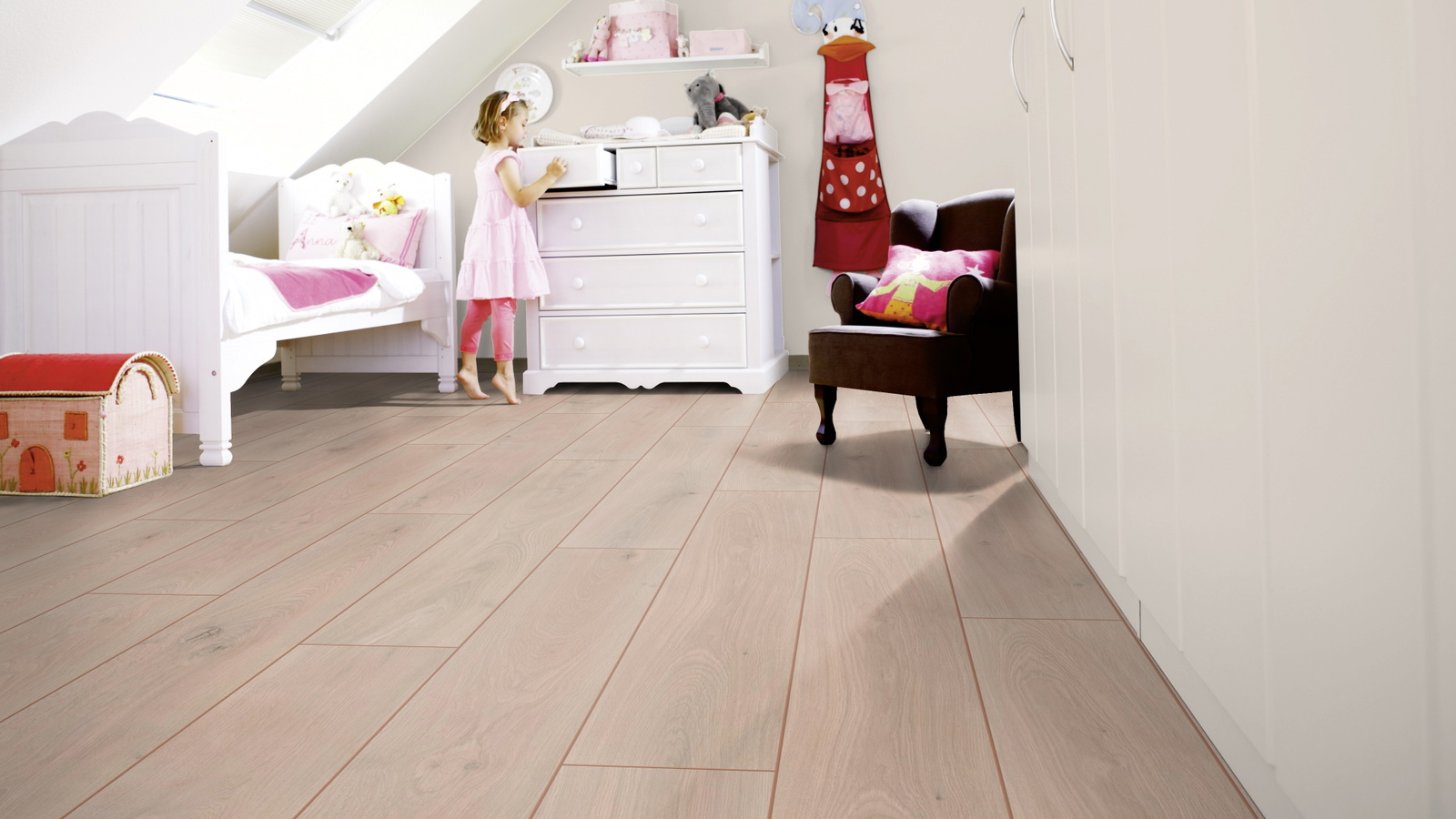 Milieubild Kinderzimmer mit weißer Kommode - wineo PLC309R
