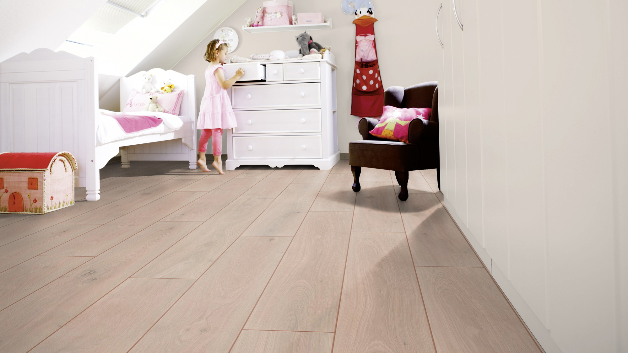Milieubild Kinderzimmer mit weißer Kommode - wineo PLC309R