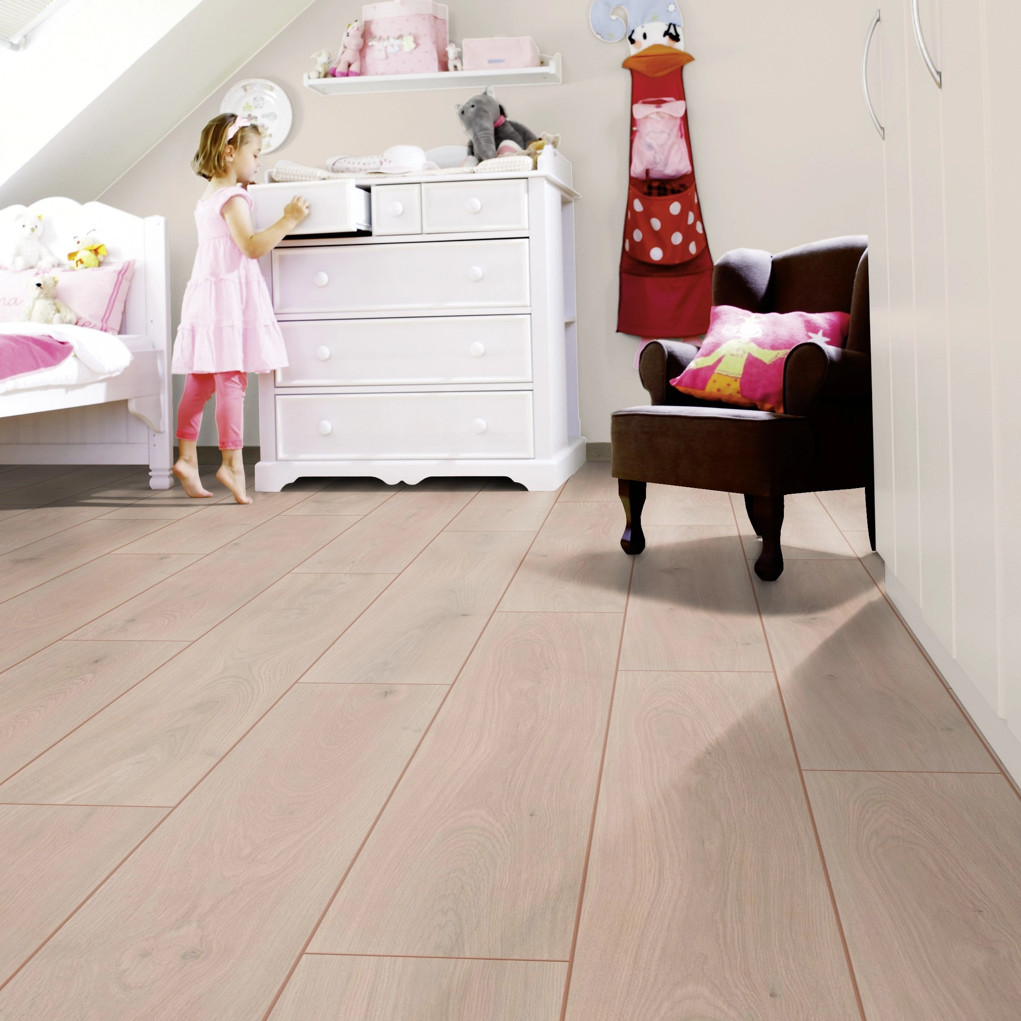 Milieubild Kinderzimmer mit weißer Kommode - wineo Klick-Bioboden PURLINE wineo 1000 wood XL Noble Oak Powder Milieubild Kinderzimmer mit weißer Kommode - wineo PLC309R