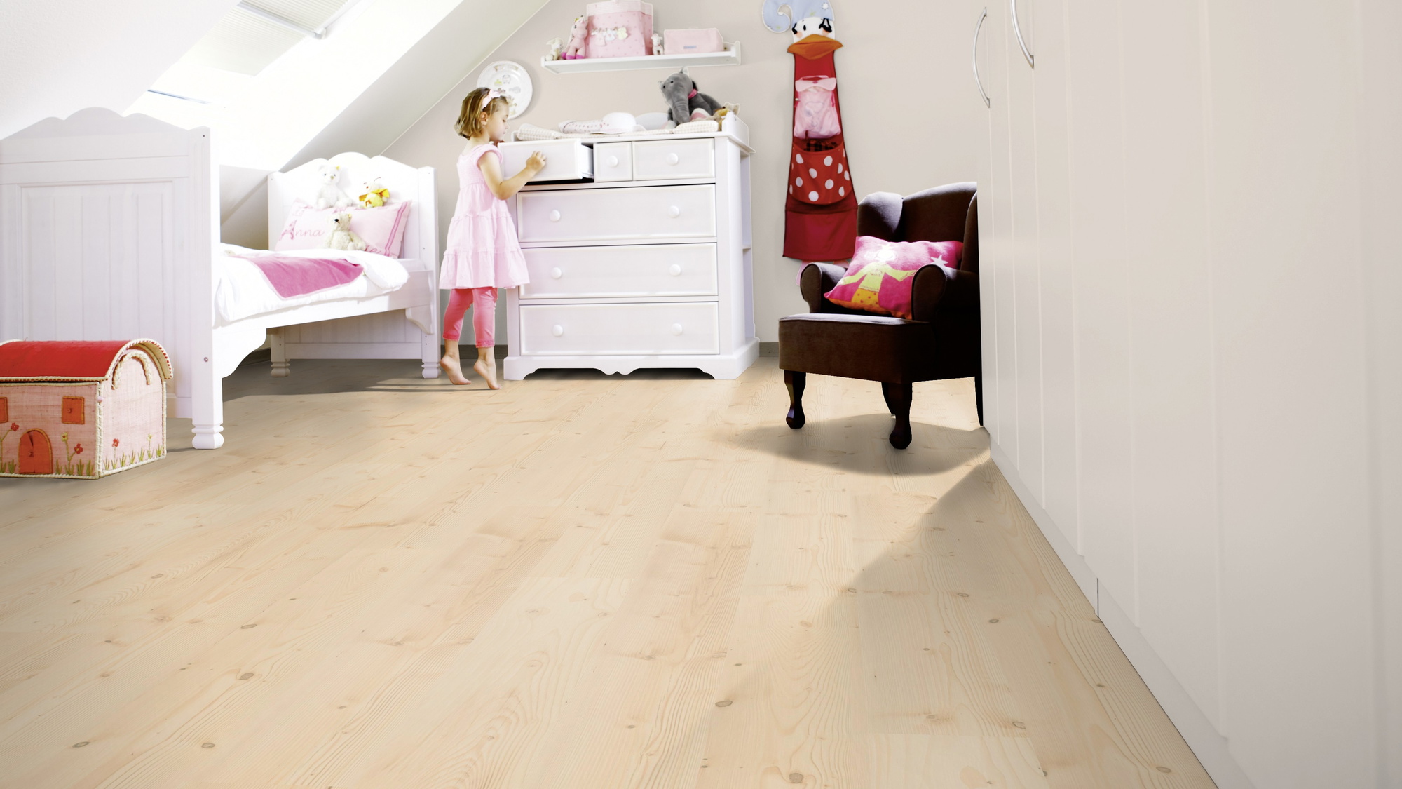 Milieubild Kinderzimmer mit weißer Kommode - wineo MLP297R