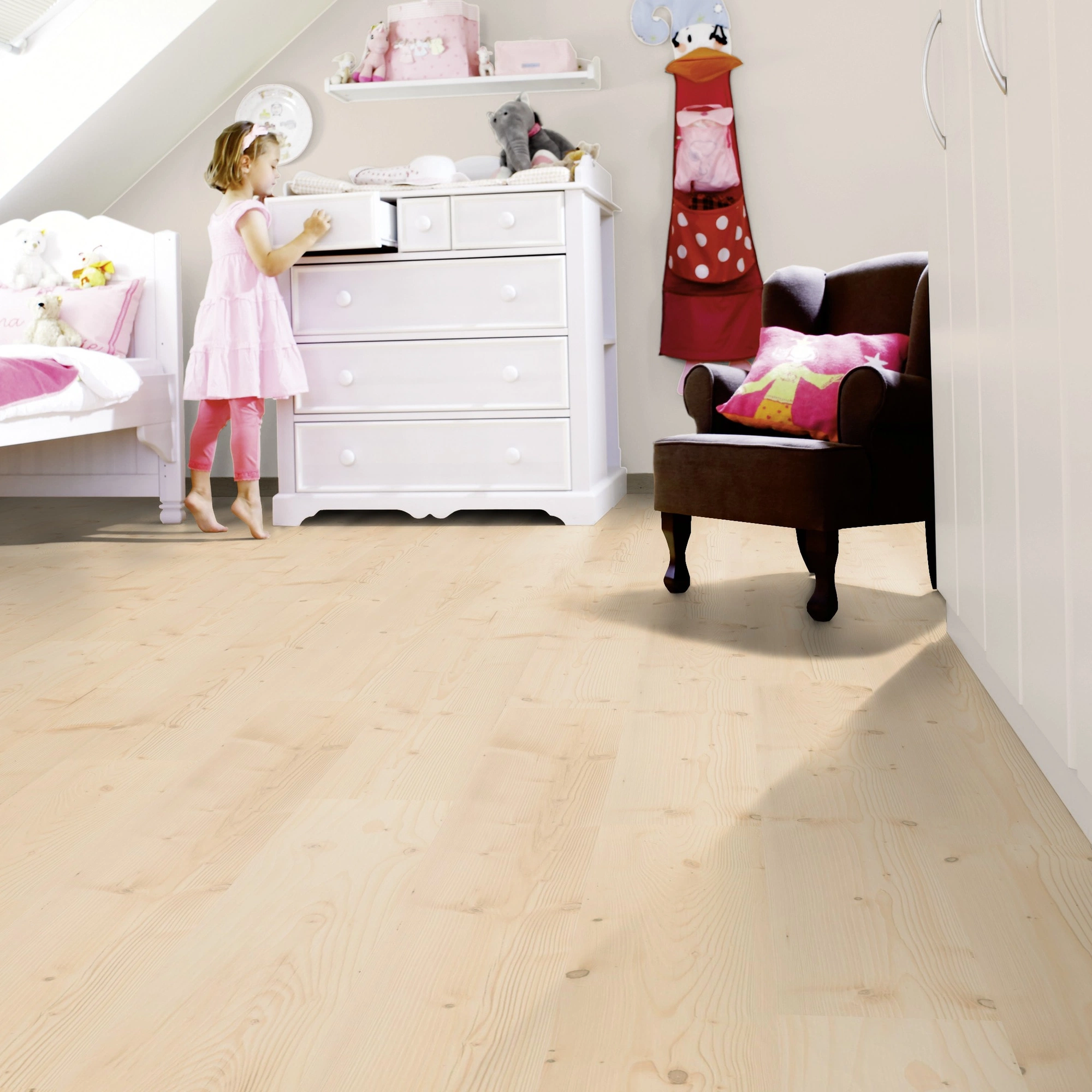 Milieubild Kinderzimmer mit weißer Kommode - wineo HDF Klick-Bioboden PURLINE wineo 1000 wood L Natural Pine Beach Milieubild Kinderzimmer mit weißer Kommode - wineo MLP297R