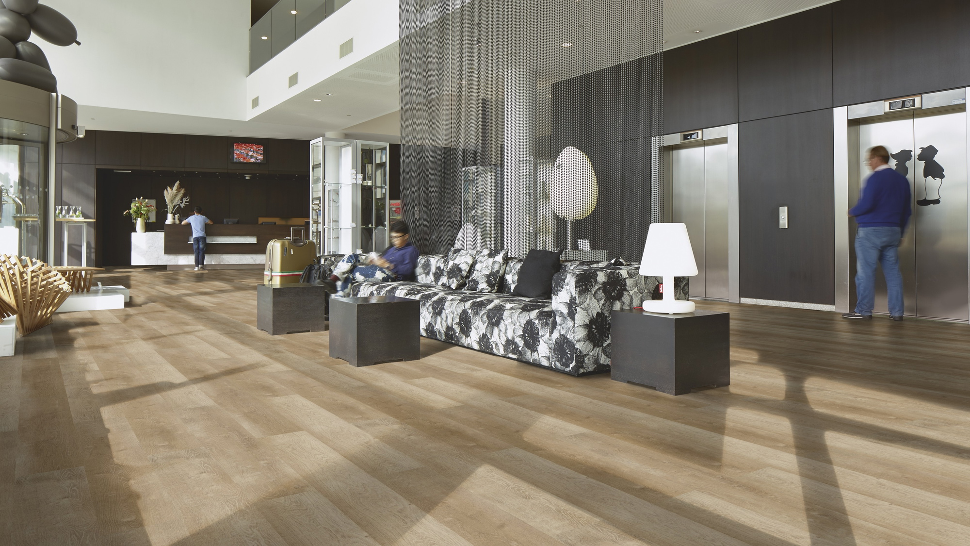 Milieubild Hotellobby mit Rezeption - Forbo Flooring Klebe-Vinyl Enduro Dryback Wood Natural Warm Oak Milieubild Hotellobby mit Rezeption - Forbo Flooring 217631