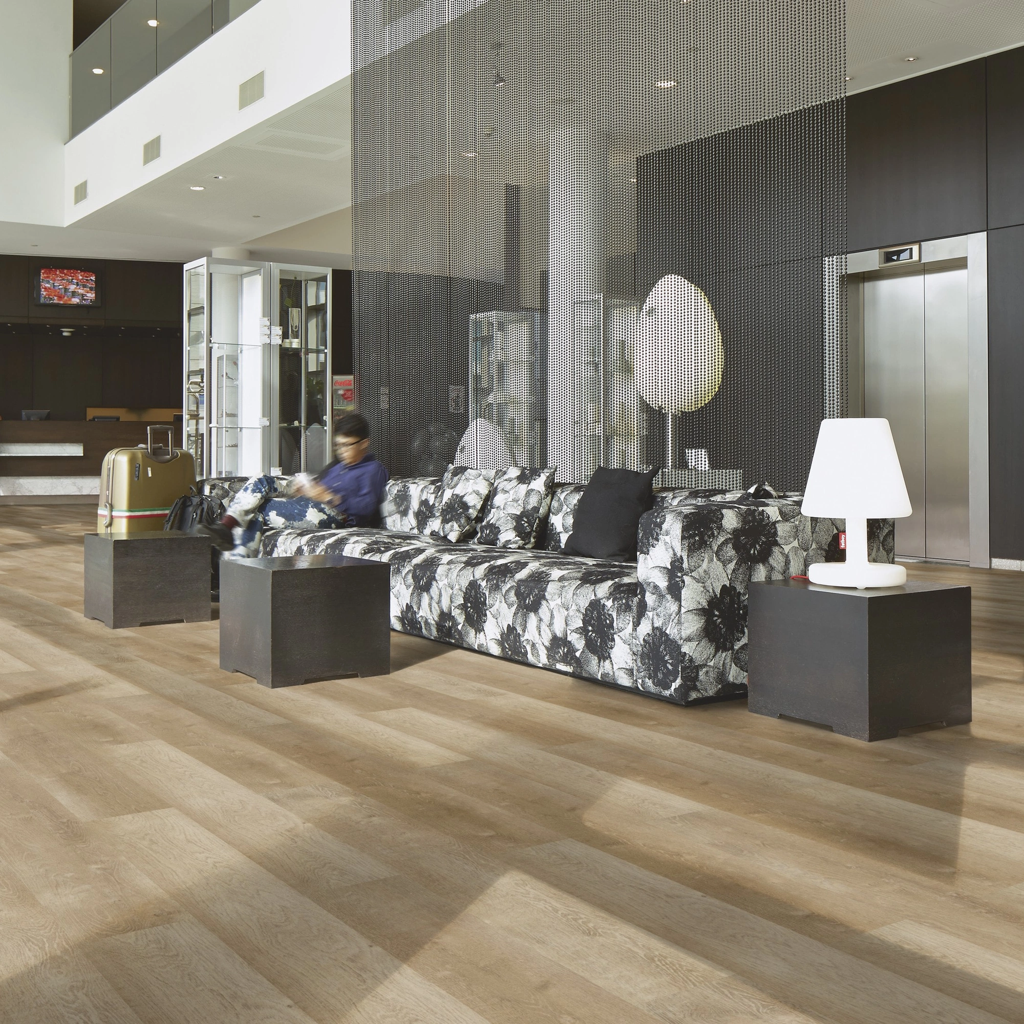 Milieubild Hotellobby mit Rezeption - Forbo Flooring Klebe-Vinyl Enduro Dryback Wood Natural Warm Oak Milieubild Hotellobby mit Rezeption - Forbo Flooring 217631