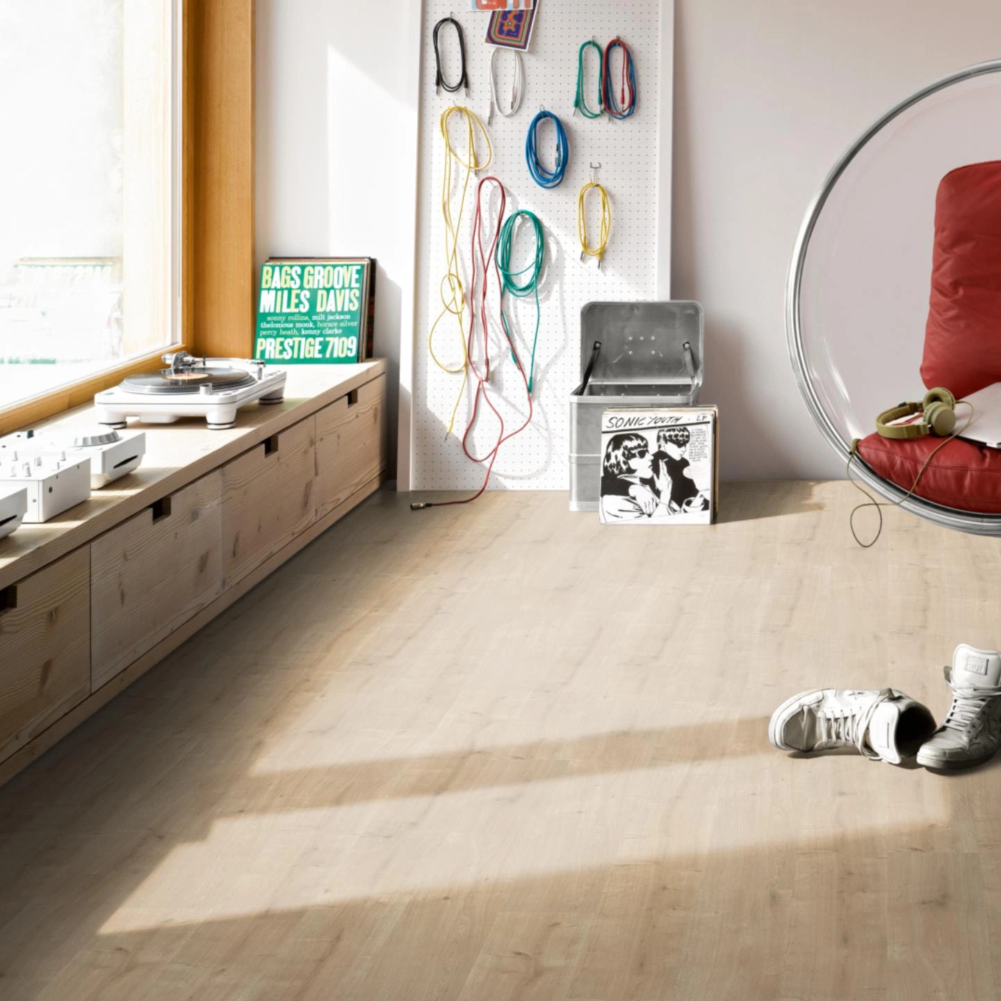 Milieubild Musikzimmer mit Plattenspieler - Parador Laminat Basic 400 Eiche geschliffen Milieubild Musikzimmer mit Plattenspieler - Parador 1426542