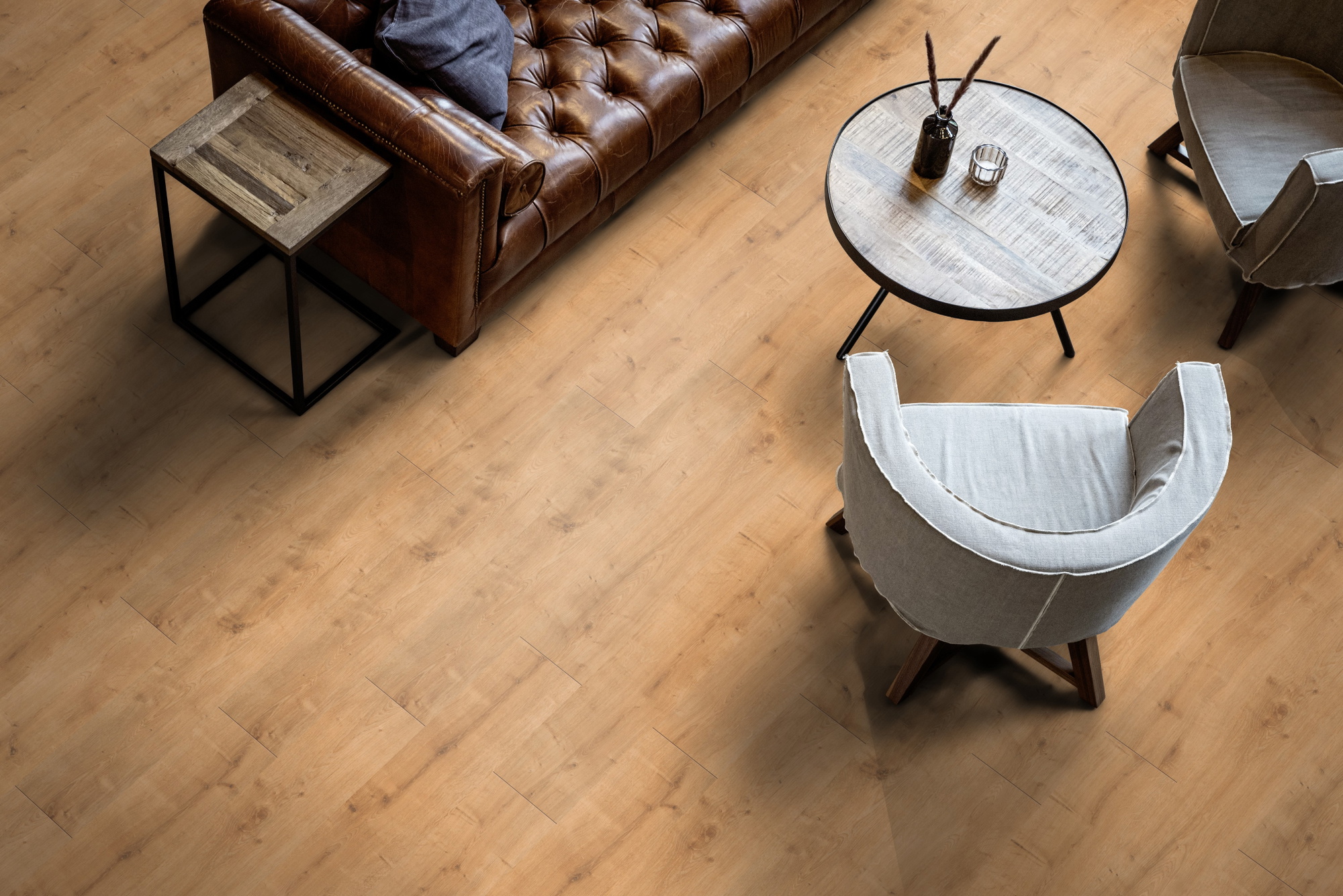 Milieubild Wohnzimmer mit Ledersofa - Blick von oben - ter Hürne Laminat Classic Edition Eiche Burger Grill Milieubild Wohnzimmer mit Ledersofa - Blick von oben - ter Hürne 1101021834