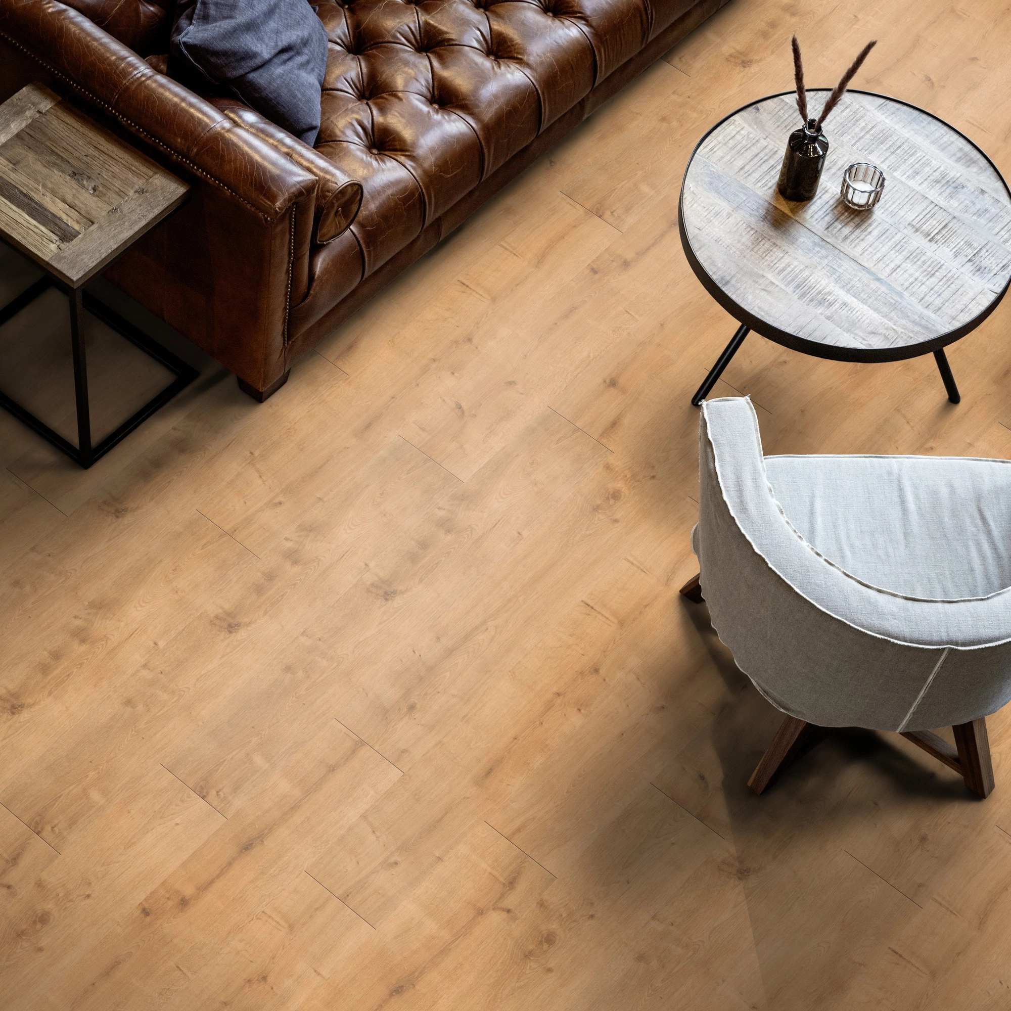 Milieubild Wohnzimmer mit Ledersofa - Blick von oben - ter Hürne Laminat Classic Edition Eiche Burger Grill Milieubild Wohnzimmer mit Ledersofa - Blick von oben - ter Hürne 1101021834