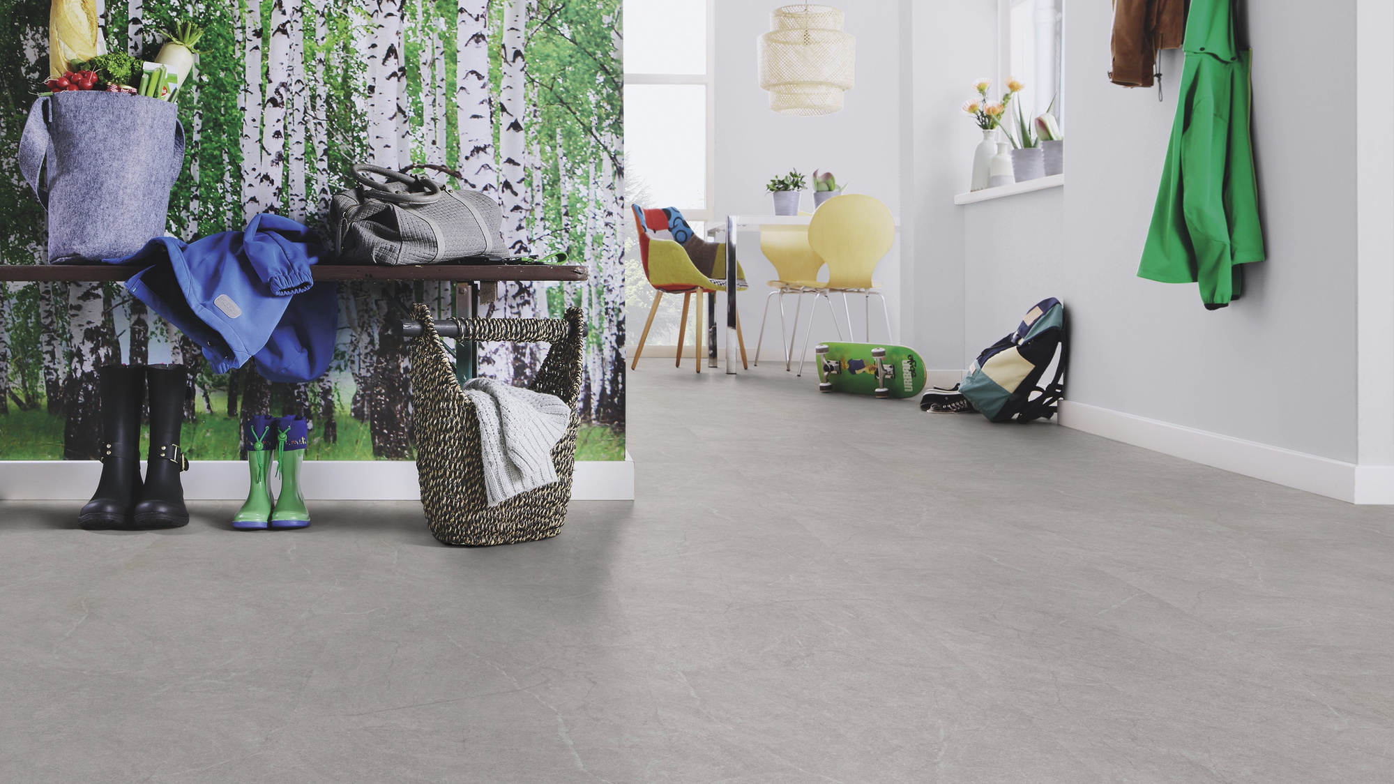 Milieubild Esszimmer mit Flur und Sitzbank - wineo Klebe-Bioboden PURLINE wineo 1500 stone XL Serene Marble Grey Milieubild Esszimmer mit Flur und Sitzbank - wineo PL15412SXL