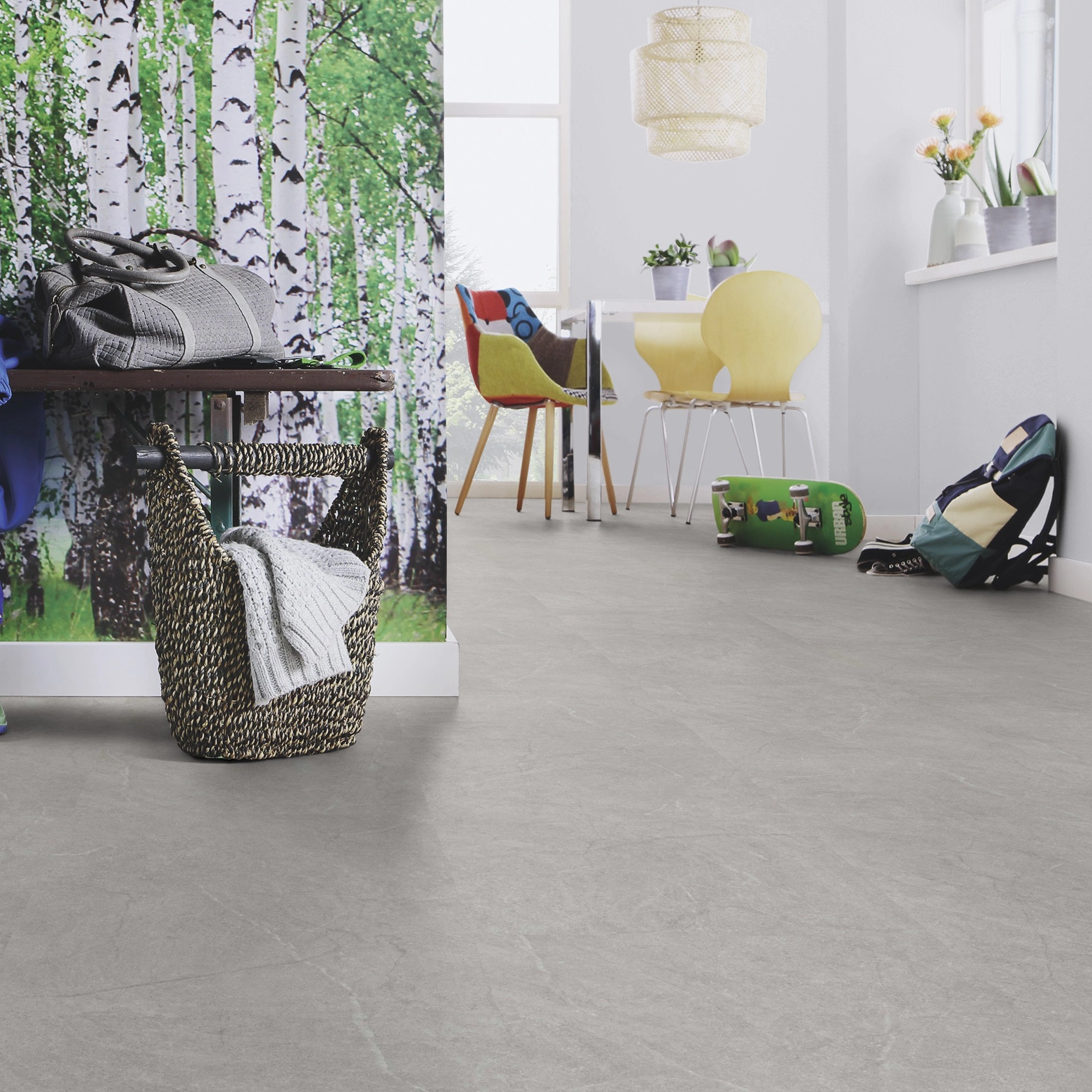 Milieubild Esszimmer mit Flur und Sitzbank - wineo Klebe-Bioboden PURLINE wineo 1500 stone XL Serene Marble Grey Milieubild Esszimmer mit Flur und Sitzbank - wineo PL15412SXL