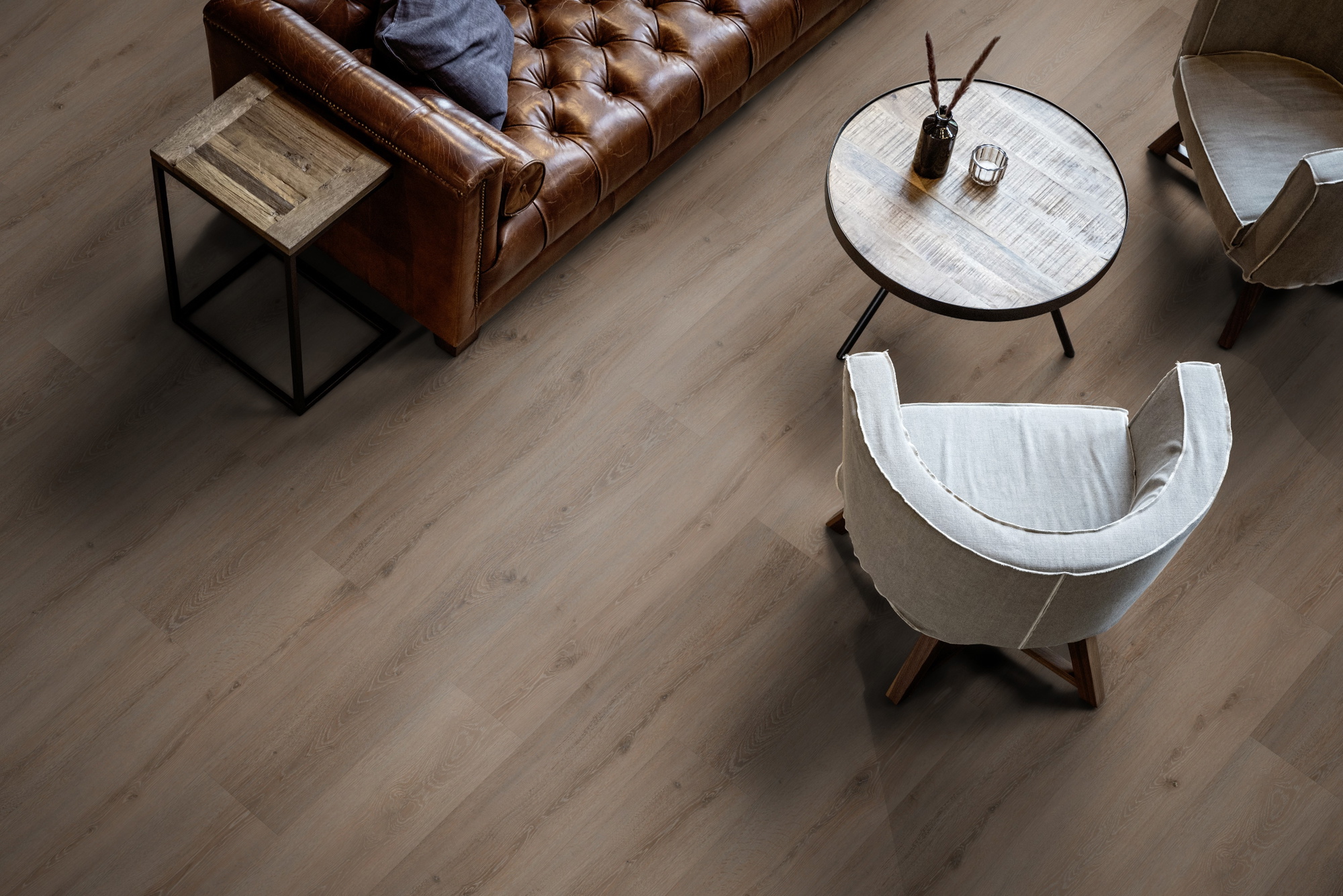 Milieubild Wohnzimmer mit Ledersofa - Blick von oben - ter Hürne Klebe-Vinyl Pro Classic Edition Eiche Riga Milieubild Wohnzimmer mit Ledersofa - Blick von oben - ter Hürne 1101210431