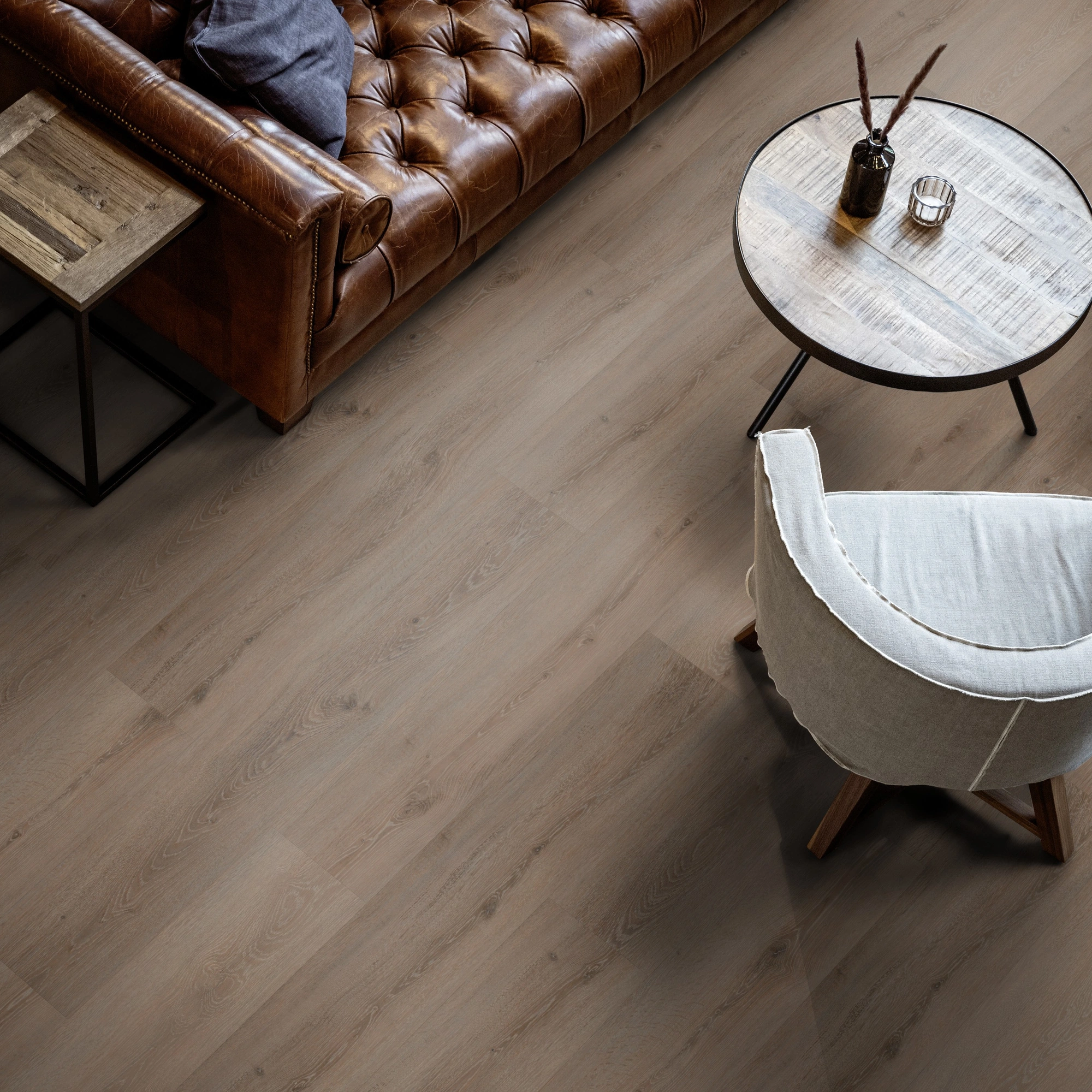 Milieubild Wohnzimmer mit Ledersofa - Blick von oben - ter Hürne Klebe-Vinyl Pro Classic Edition Eiche Riga Milieubild Wohnzimmer mit Ledersofa - Blick von oben - ter Hürne 1101210431