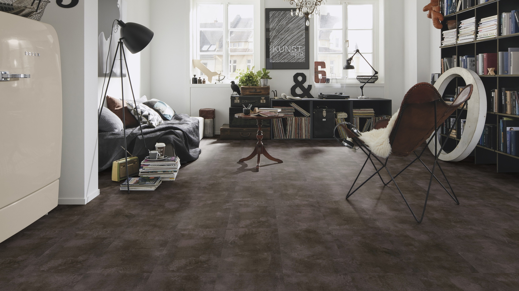 Milieubild Kompaktes Wohnzimmer mit Bücherregal - wineo PLC320R